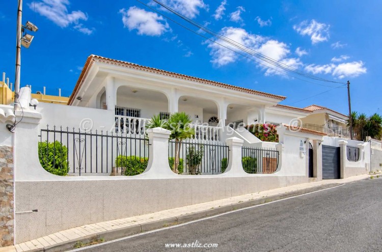 4 bedroom villa in Villa Cerjos, Valle San Lorenzo, Spain – AAEP1909