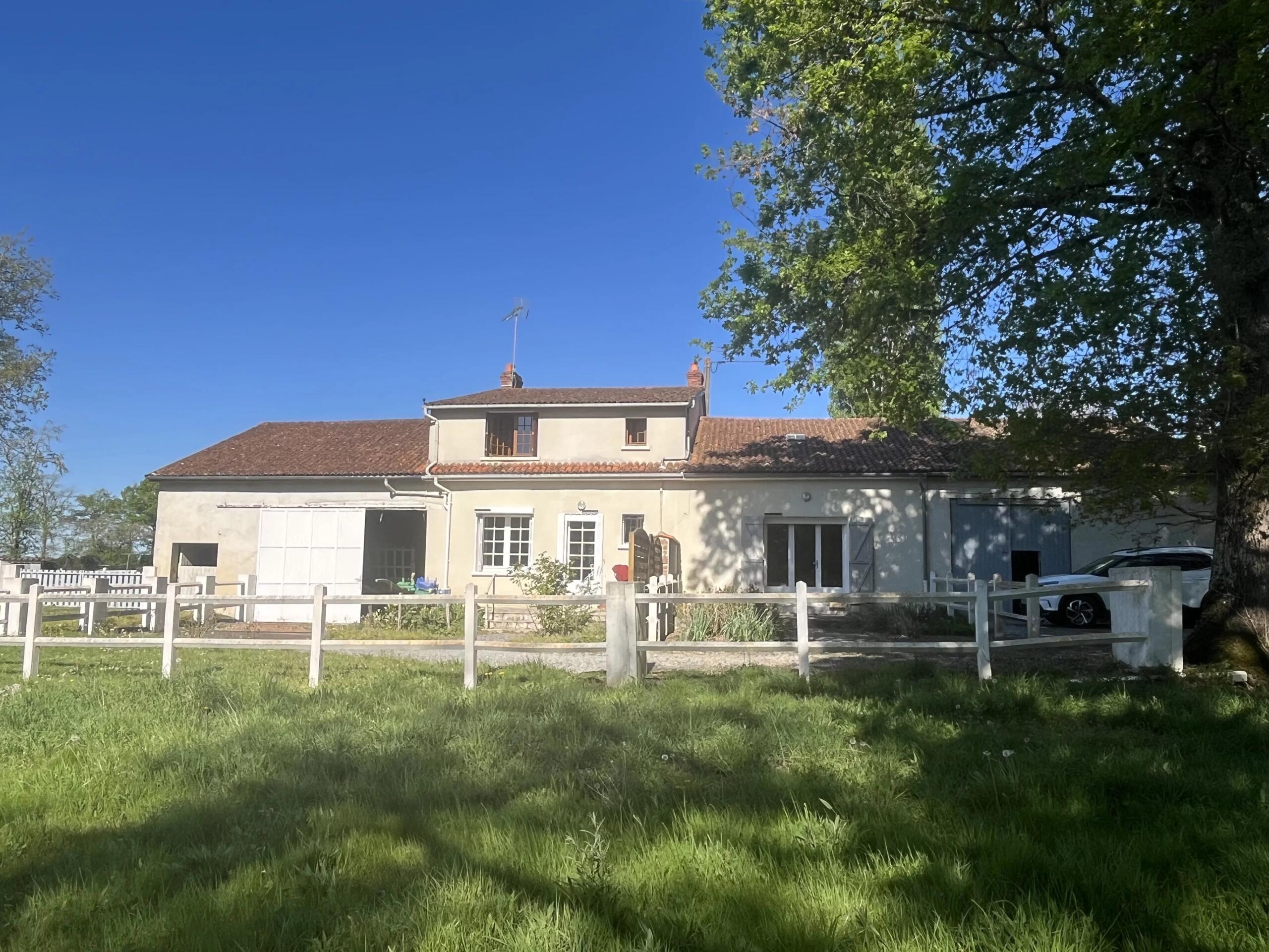 Spacious family home with 8 hectares and stabling, Limousin – France – BVI84559