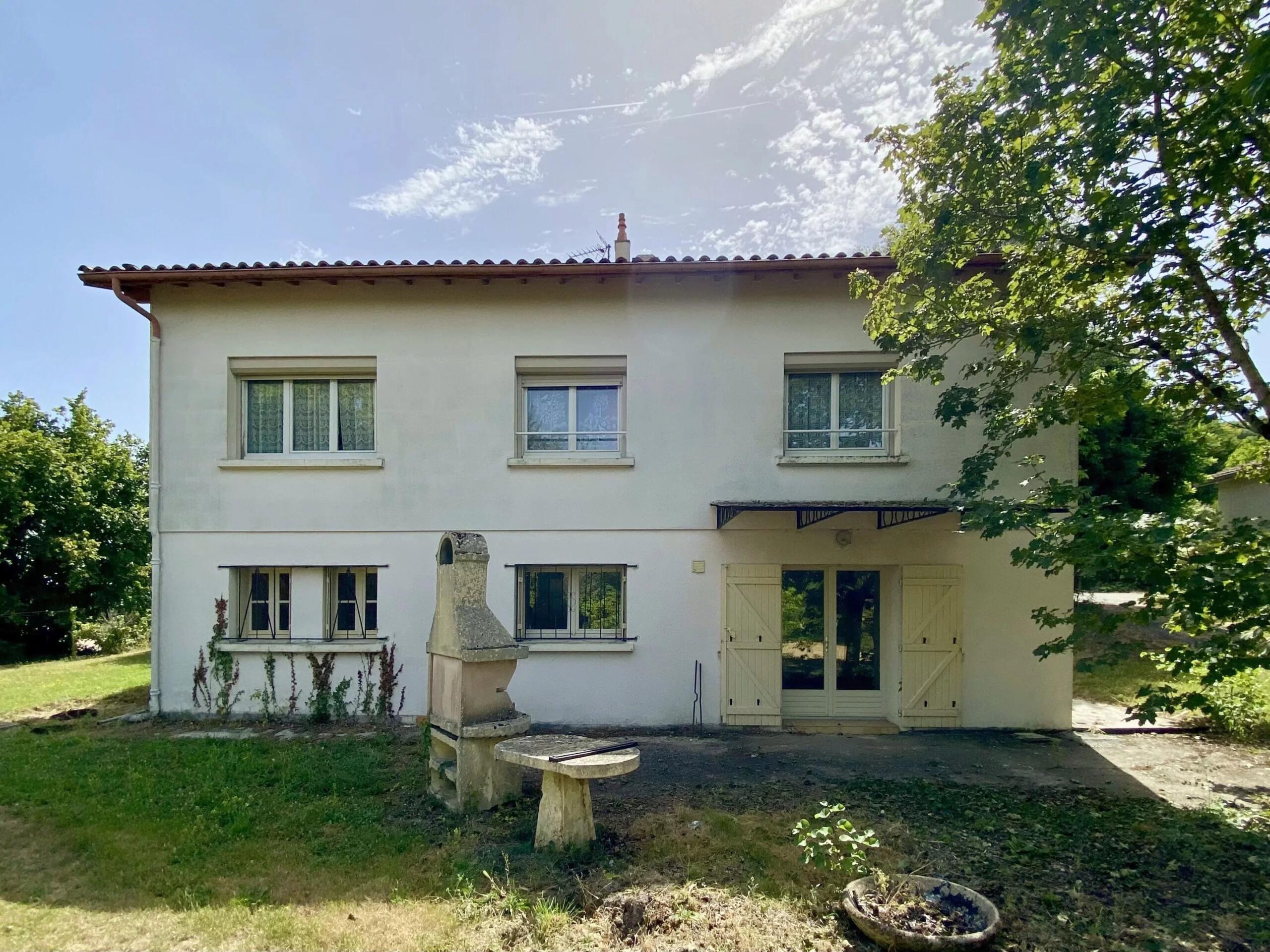 1970s Family Home with Excellent Potential and Large Outbuilding in Monflanquin, Aquitaine – France – BVI85675