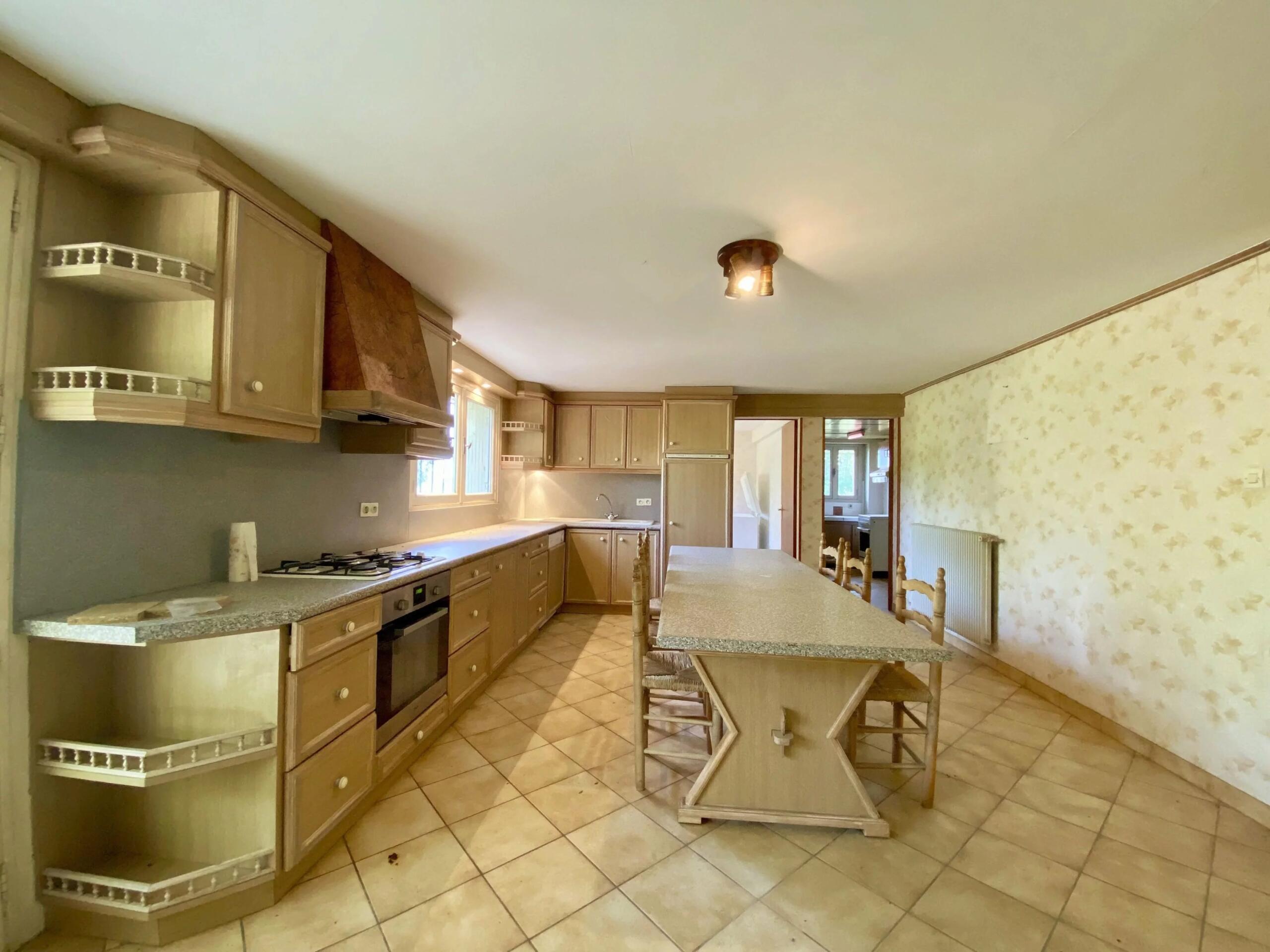 1970s Family Home with Excellent Potential and Large Outbuilding in Monflanquin, Aquitaine – France – BVI85675