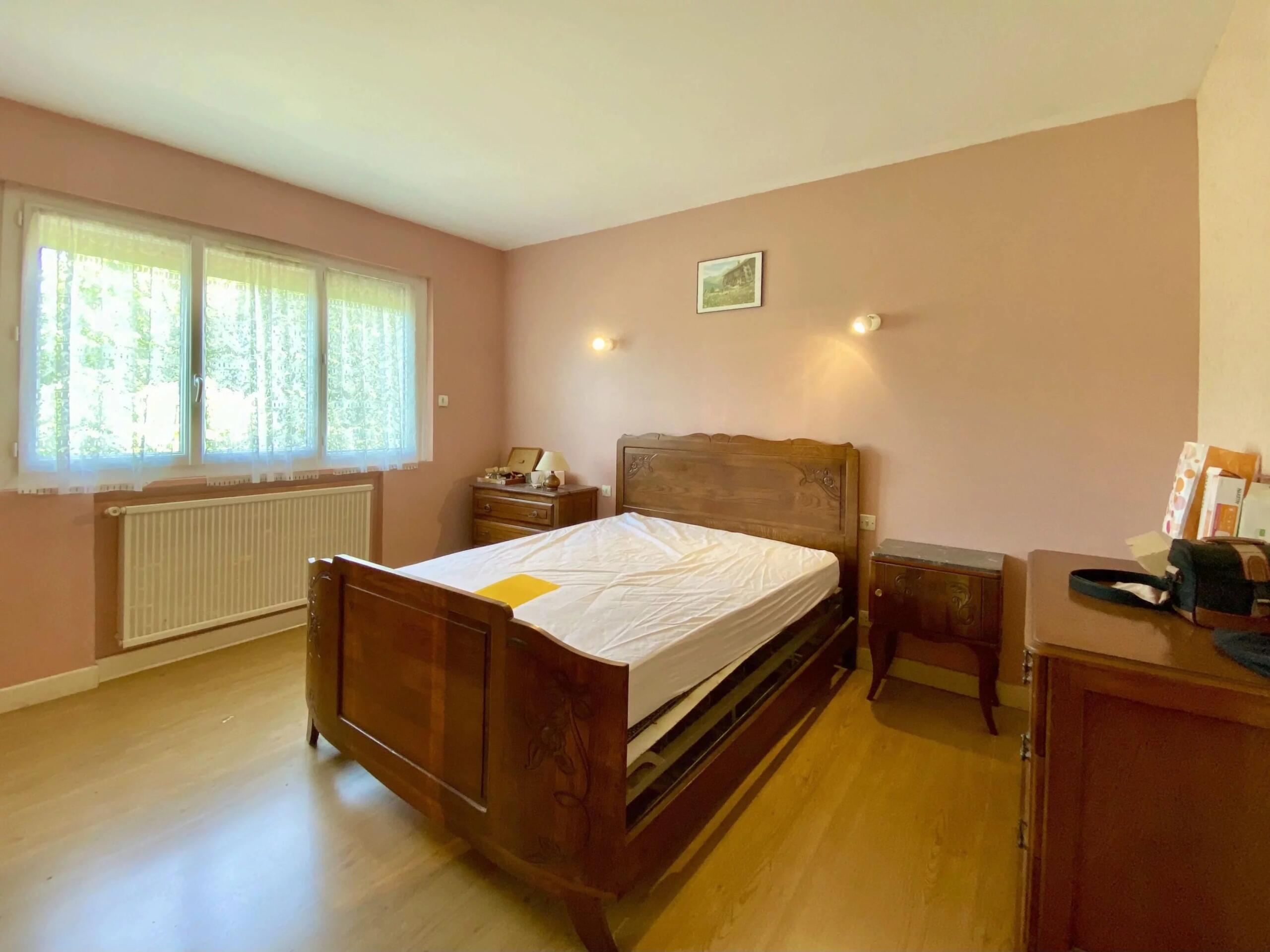 1970s Family Home with Excellent Potential and Large Outbuilding in Monflanquin, Aquitaine – France – BVI85675