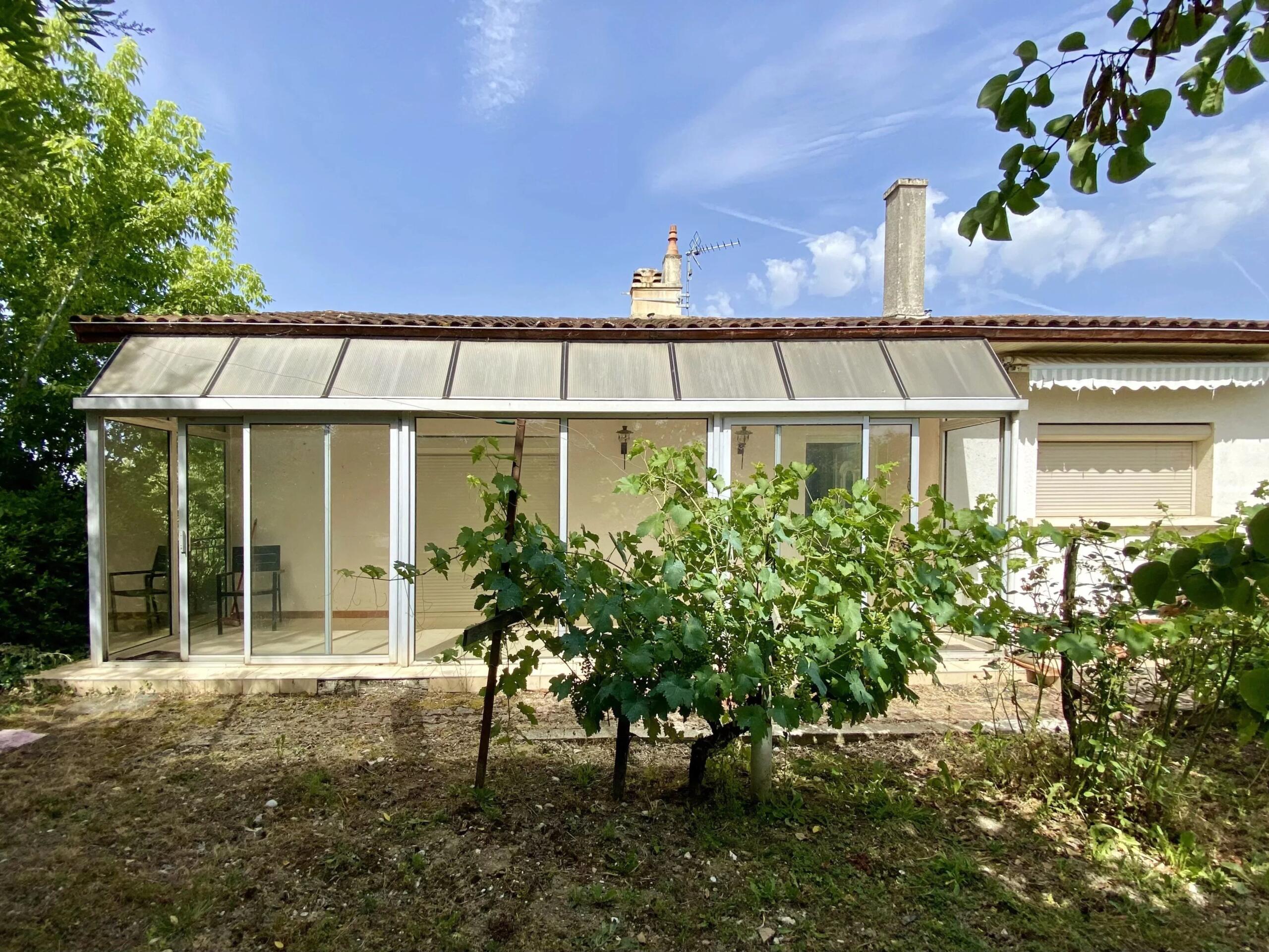 1970s Family Home with Excellent Potential and Large Outbuilding in Monflanquin, Aquitaine – France – BVI85675