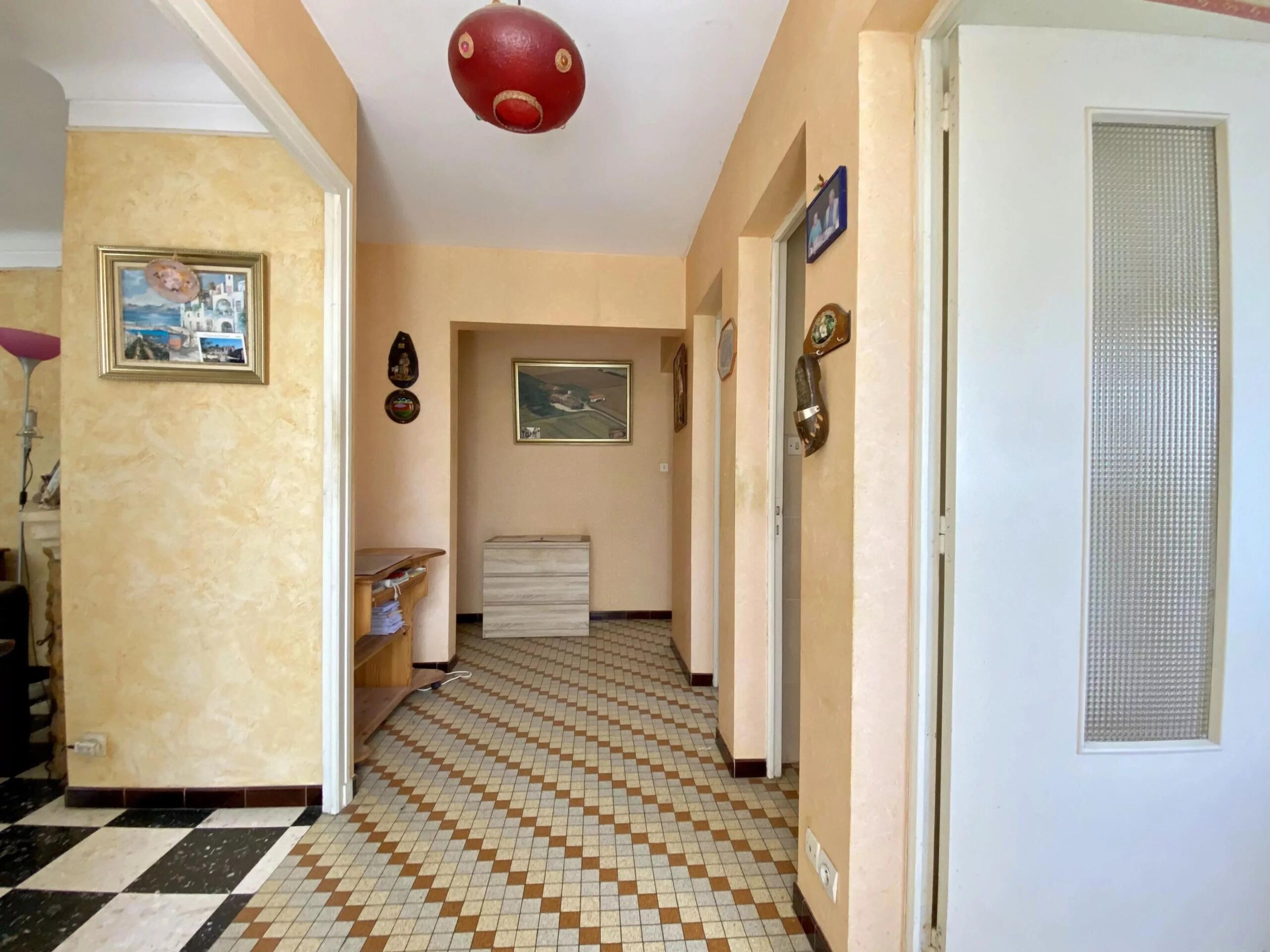 1970s Family Home with Excellent Potential and Large Outbuilding in Monflanquin, Aquitaine – France – BVI85675