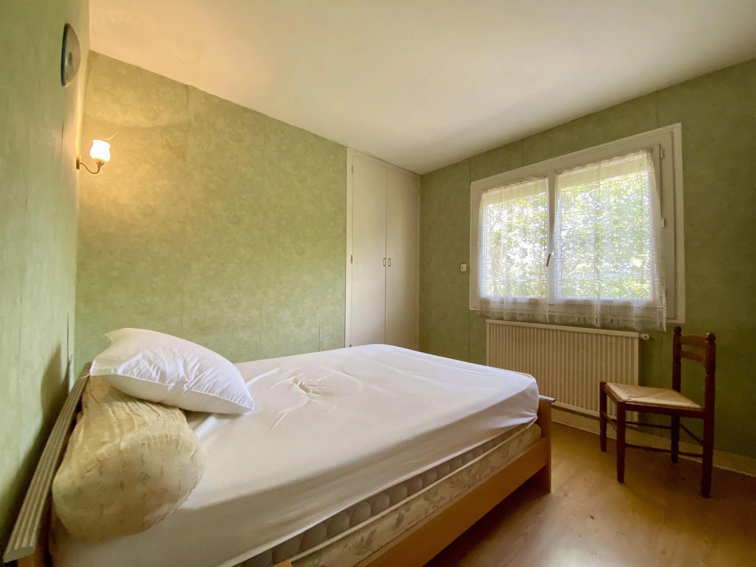 1970s Family Home with Excellent Potential and Large Outbuilding in Monflanquin, Aquitaine – France – BVI85675
