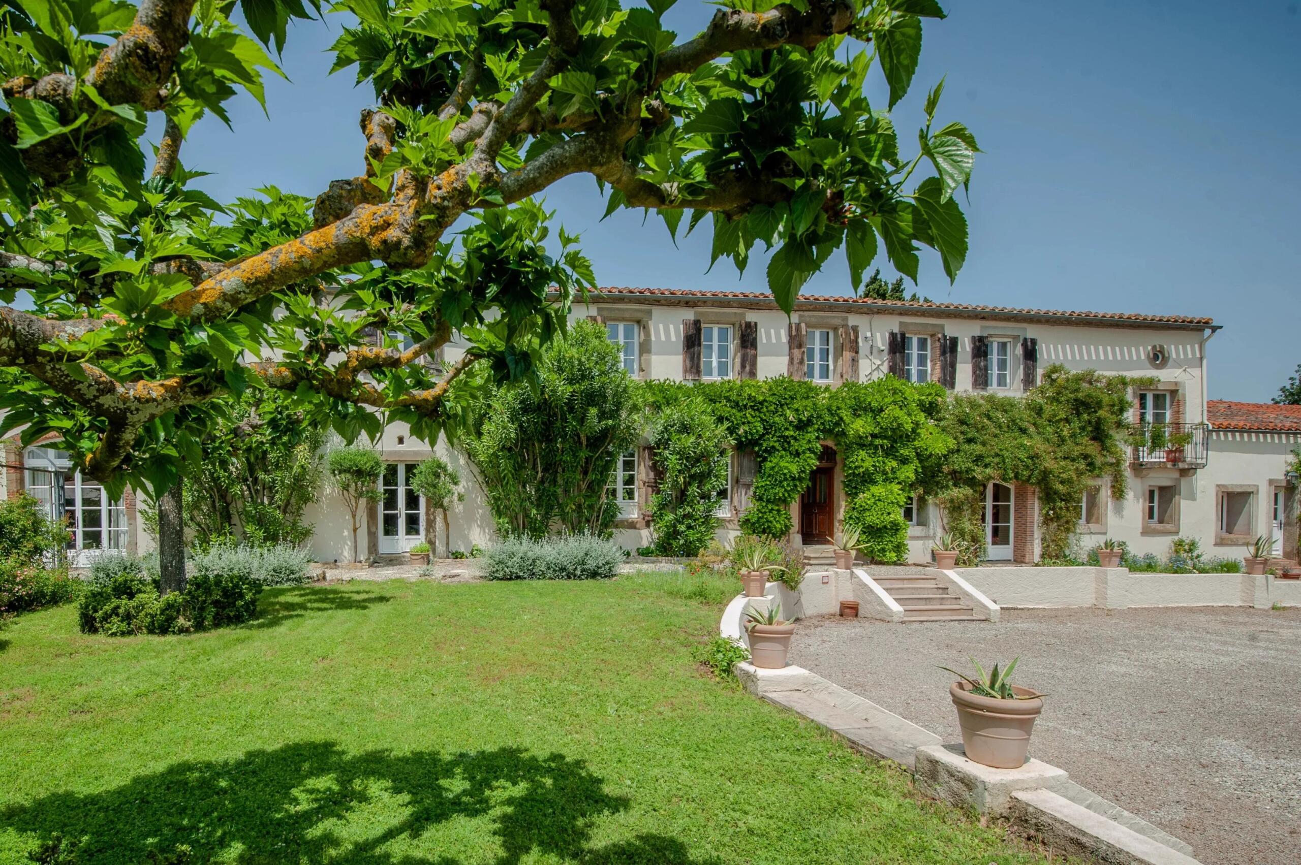 Elegant hilltop domaine with panoramic views and flexible guest accommodation near Carcassonne, Languedoc-Roussillon – France – BVI79892