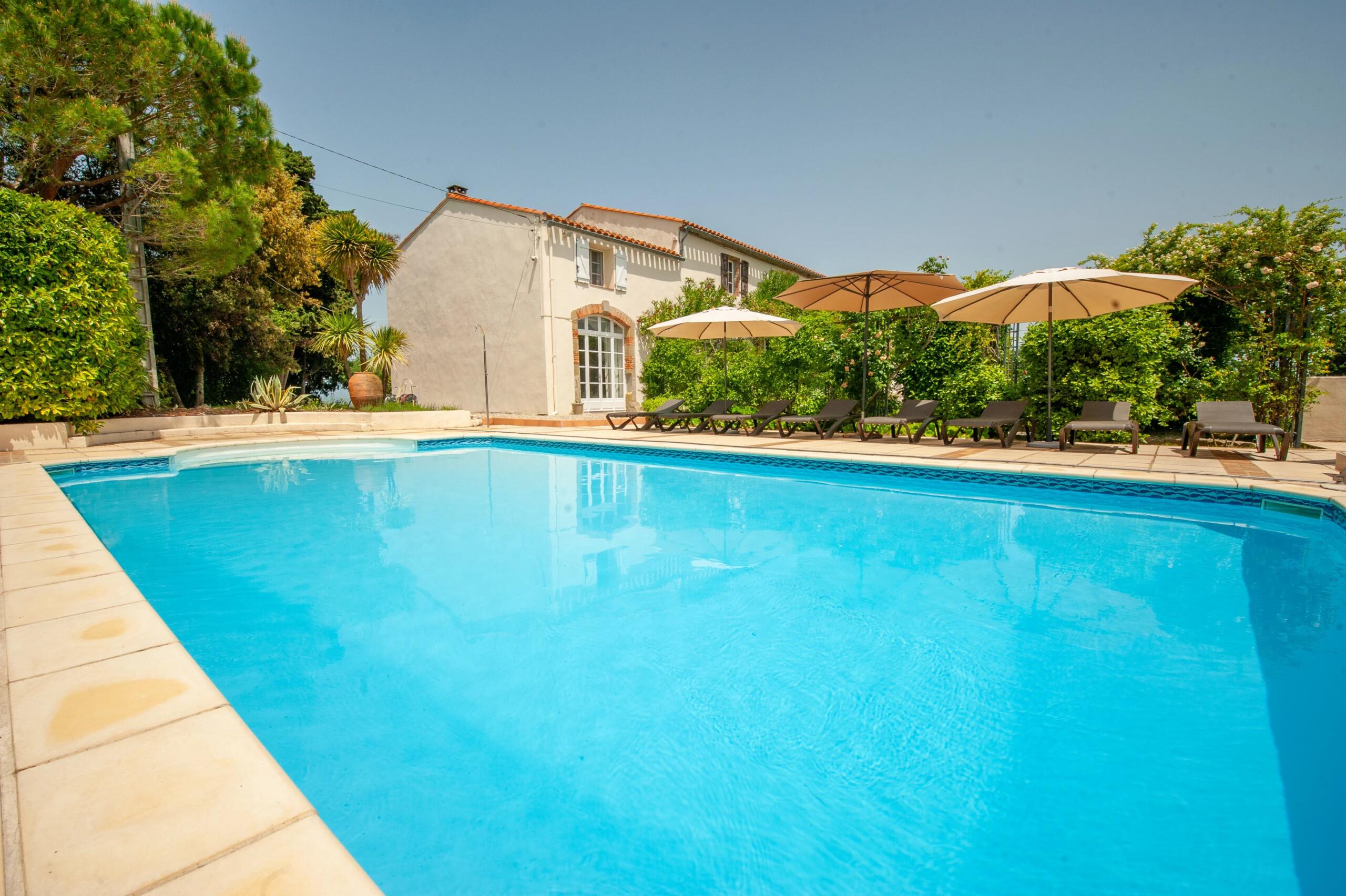 Elegant hilltop domaine with panoramic views and flexible guest accommodation near Carcassonne, Languedoc-Roussillon – France – BVI79892