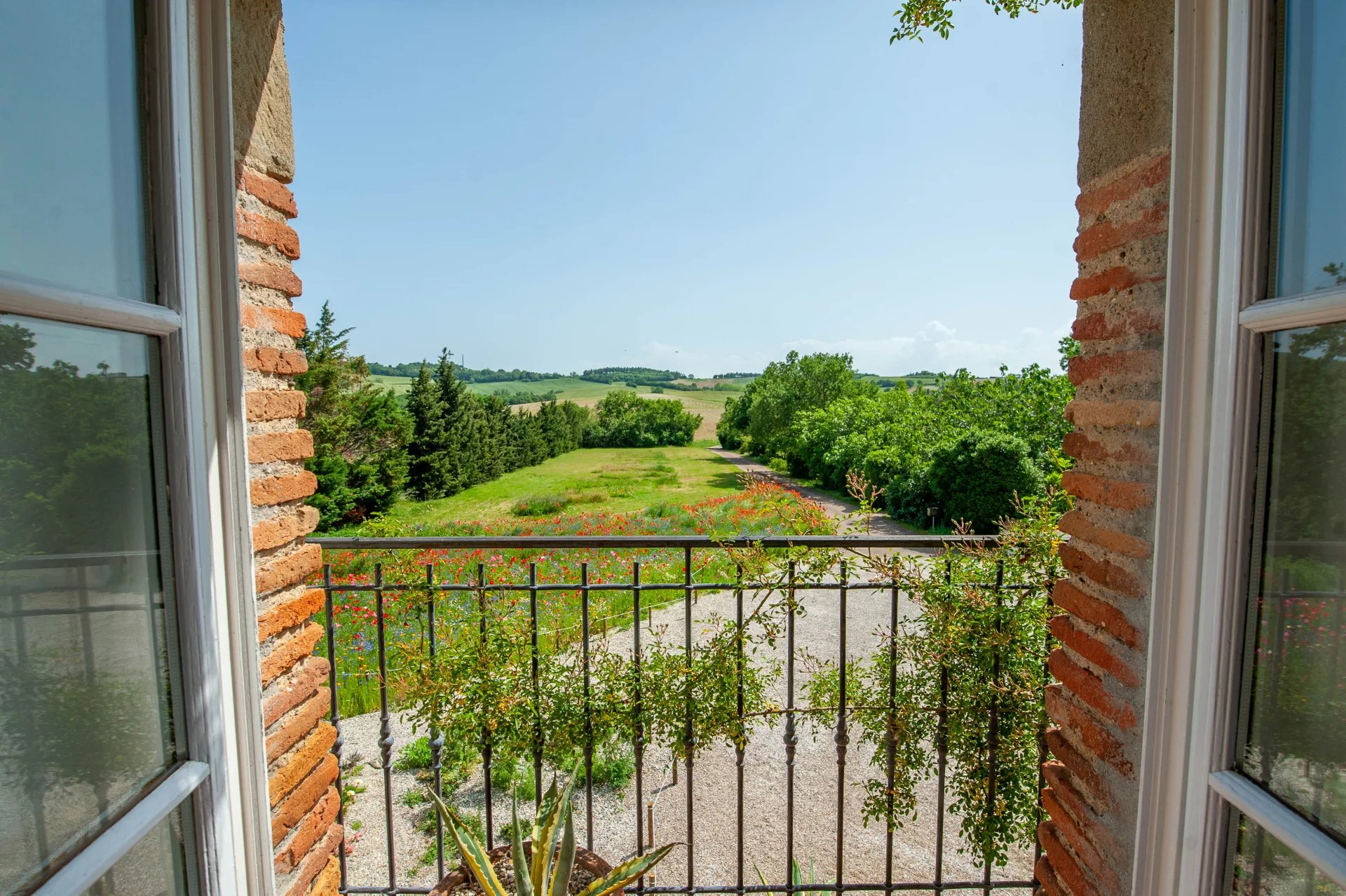Elegant hilltop domaine with panoramic views and flexible guest accommodation near Carcassonne, Languedoc-Roussillon – France – BVI79892