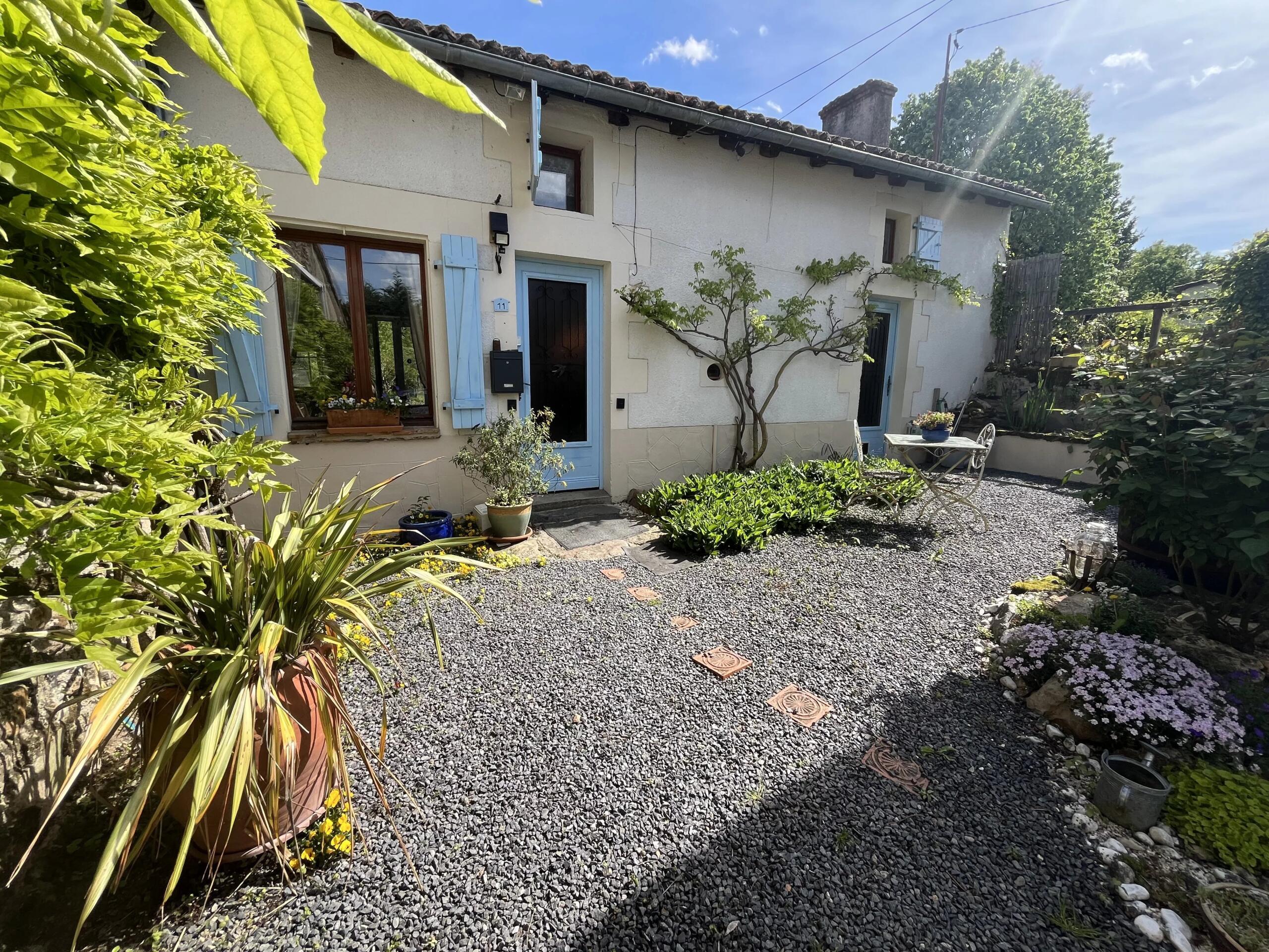 Gorgeous countryside dwelling with attached garden and barn, Poitou-Charentes – France – BVI86200