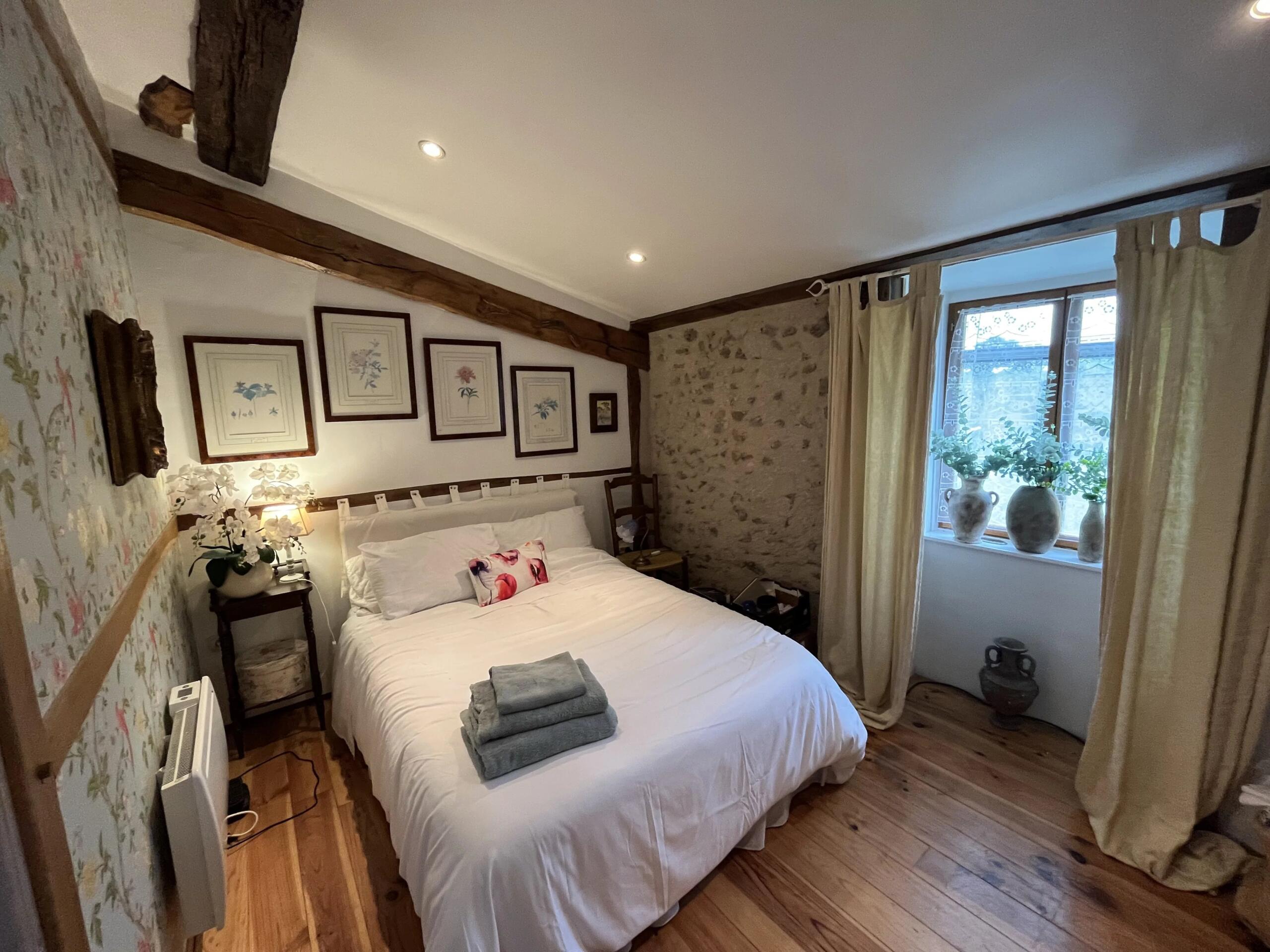 Gorgeous countryside dwelling with attached garden and barn, Poitou-Charentes – France – BVI86200