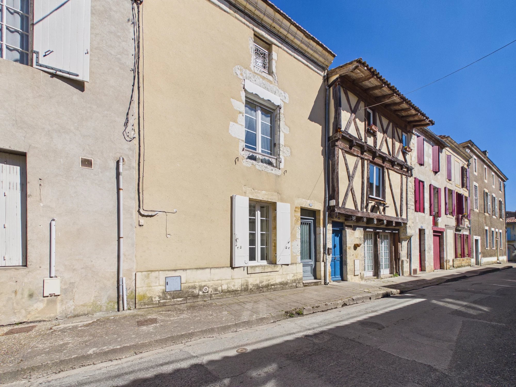 Bourgeois town house with river views, Aquitaine – France – BVI85503