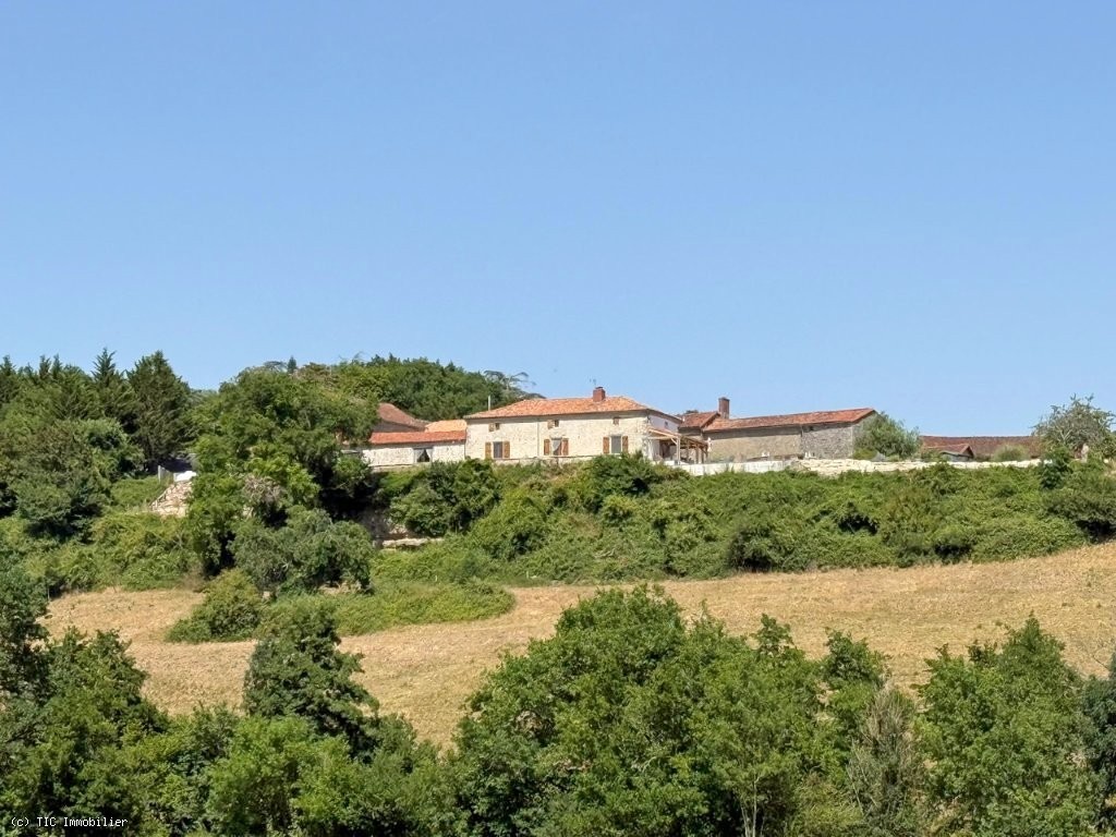 2 bedroom House in Charroux, France – r7525