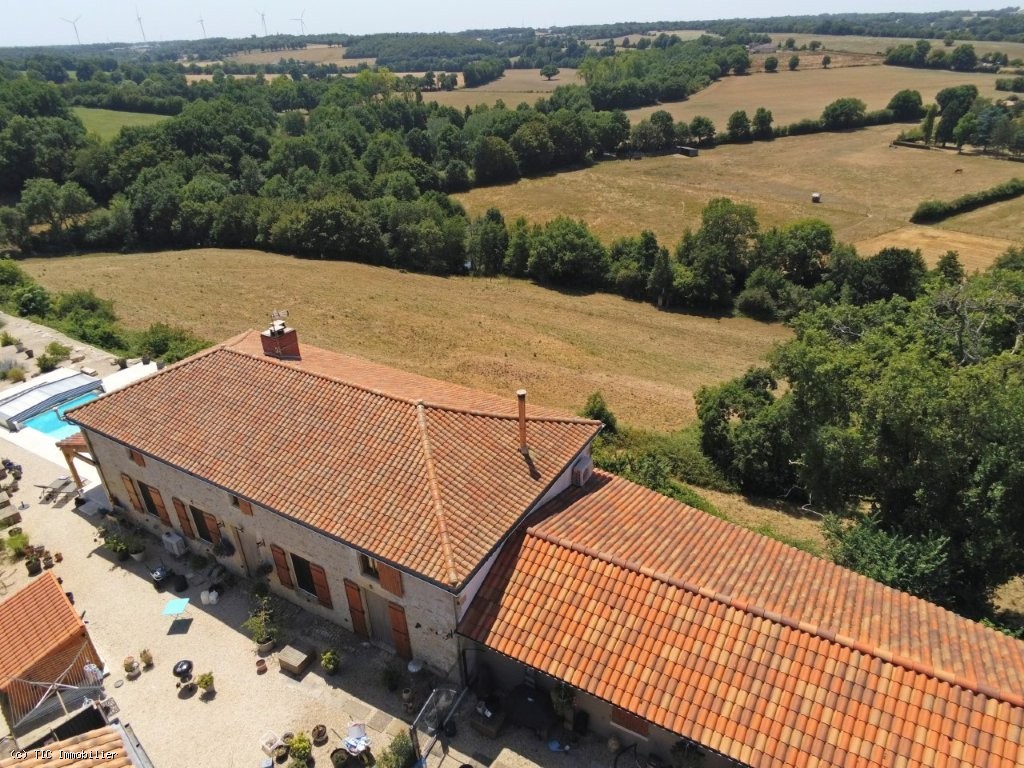 2 bedroom House in Charroux, France – r7525