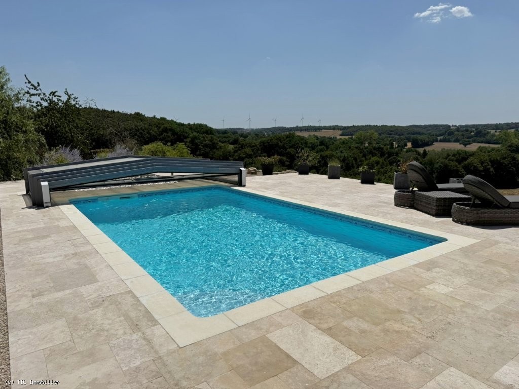 2 bedroom House in Charroux, France – r7525