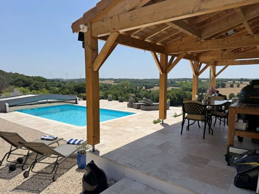 2 bedroom House in Charroux, France – r7525