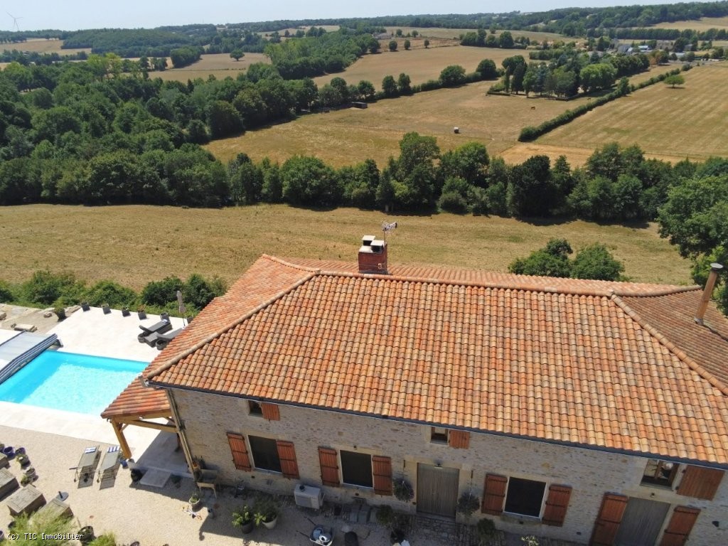 2 bedroom House in Charroux, France – r7525