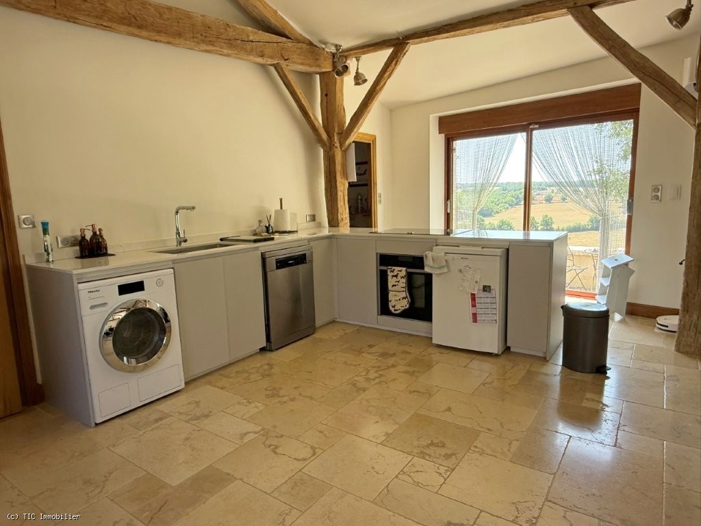 2 bedroom House in Charroux, France – r7525