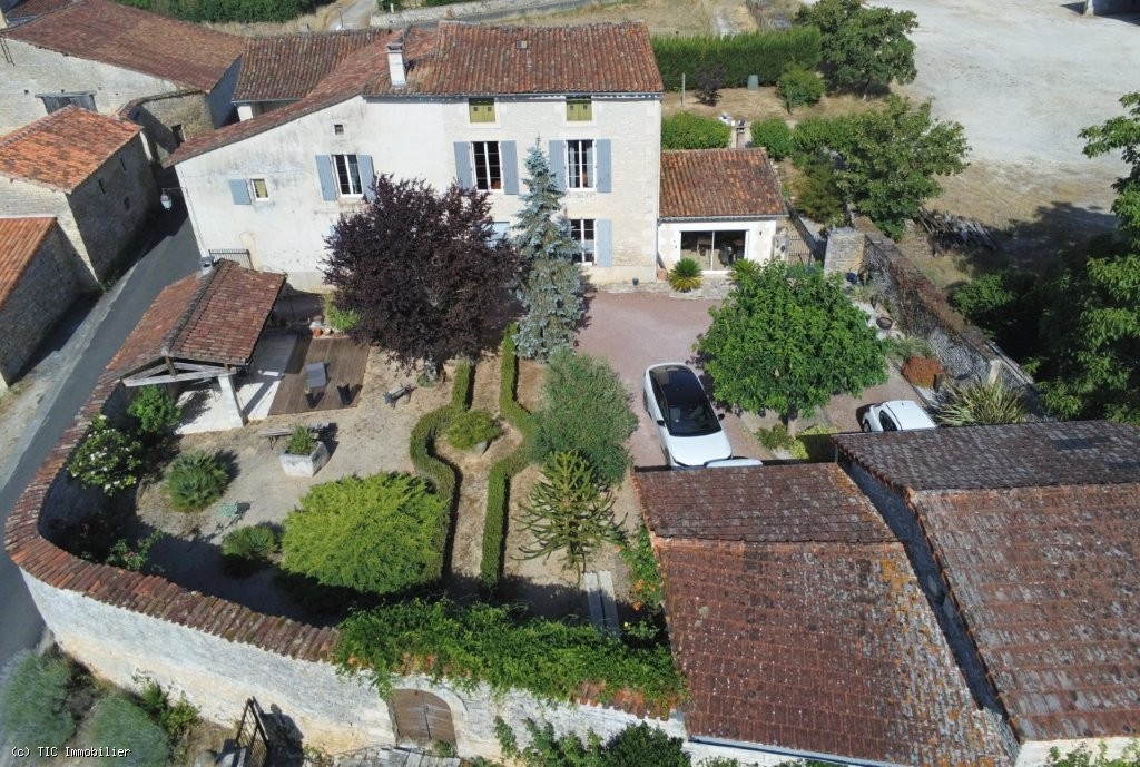 4 bedroom House in Verteuil-Sur-Charente, France – r7523