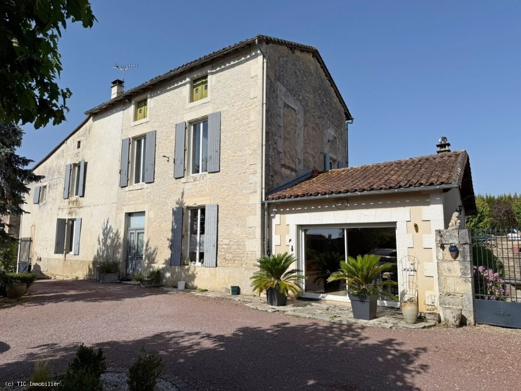 4 bedroom House in Verteuil-Sur-Charente, France – r7523
