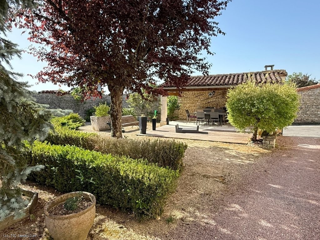 4 bedroom House in Verteuil-Sur-Charente, France – r7523