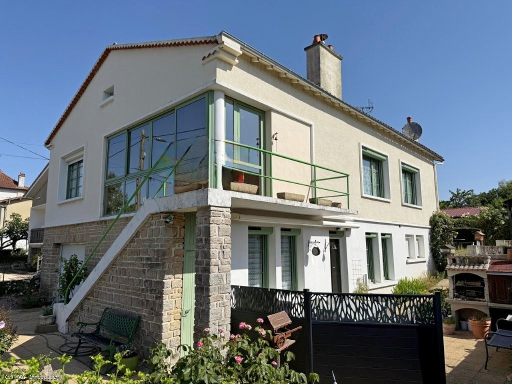 4 bedroom House in Civray, France – r7522