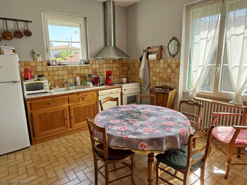 4 bedroom House in Civray, France – r7522