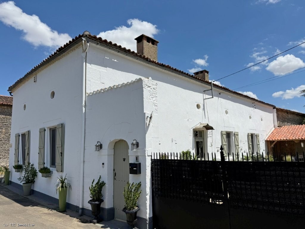 4 bedroom House in Civray, France – r7520
