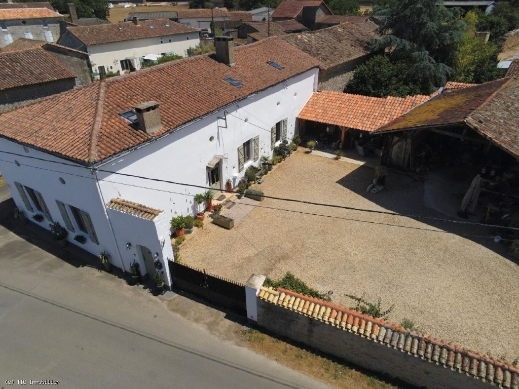 4 bedroom House in Civray, France – r7520