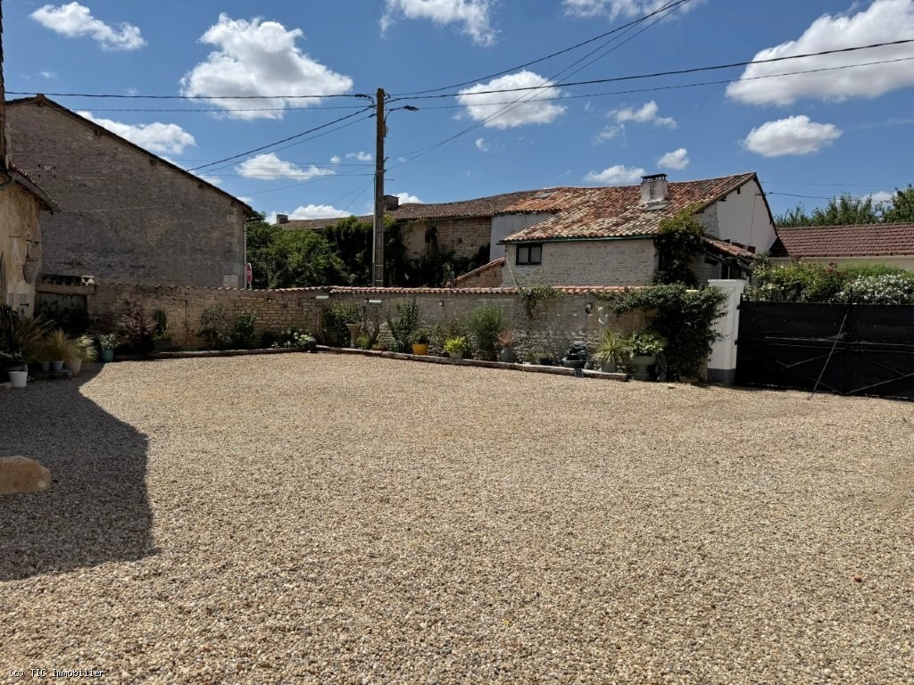 4 bedroom House in Civray, France – r7520