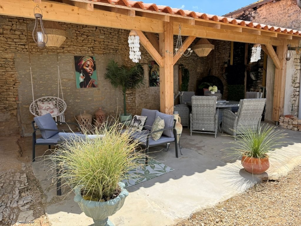 4 bedroom House in Civray, France – r7520