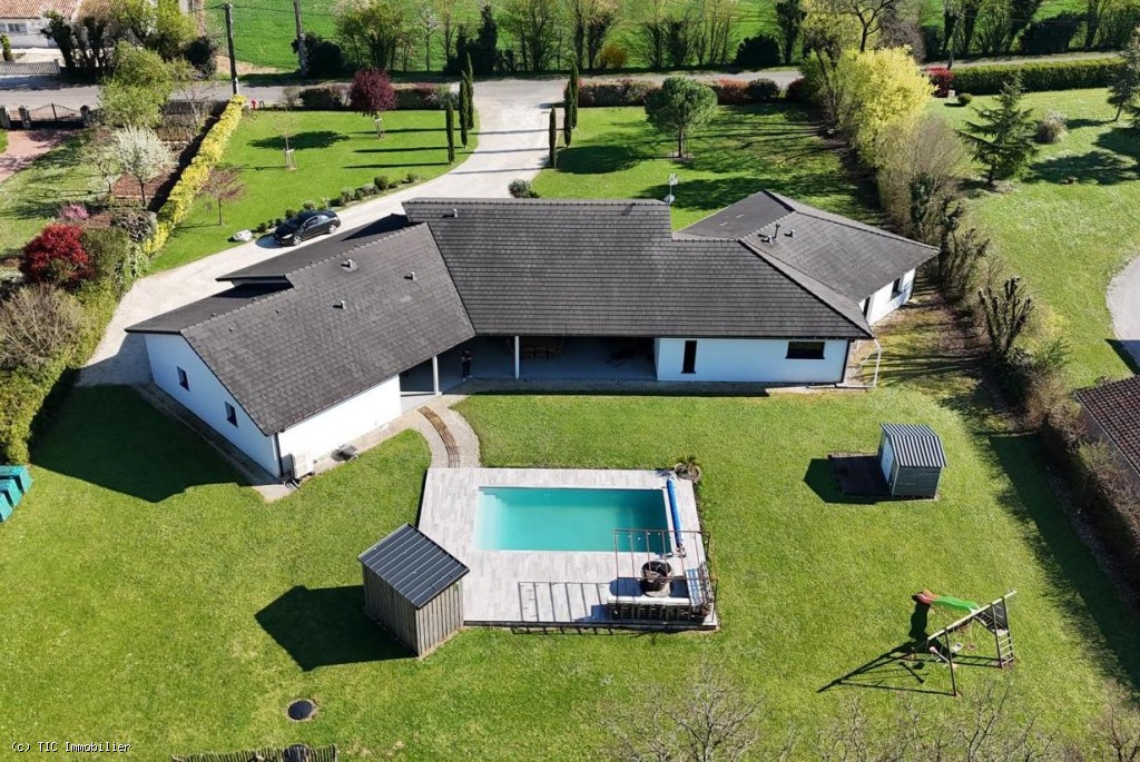 5 bedroom House in Ruffec, France – r7469