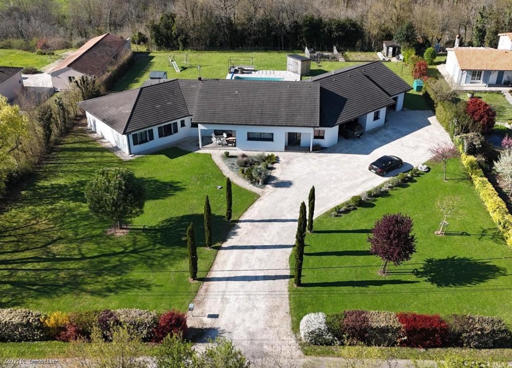 5 bedroom House in Ruffec, France – r7469