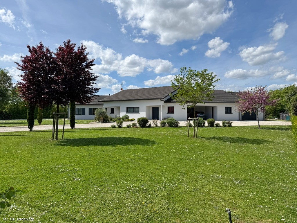 5 bedroom House in Ruffec, France – r7469