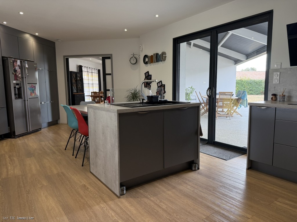 5 bedroom House in Ruffec, France – r7469