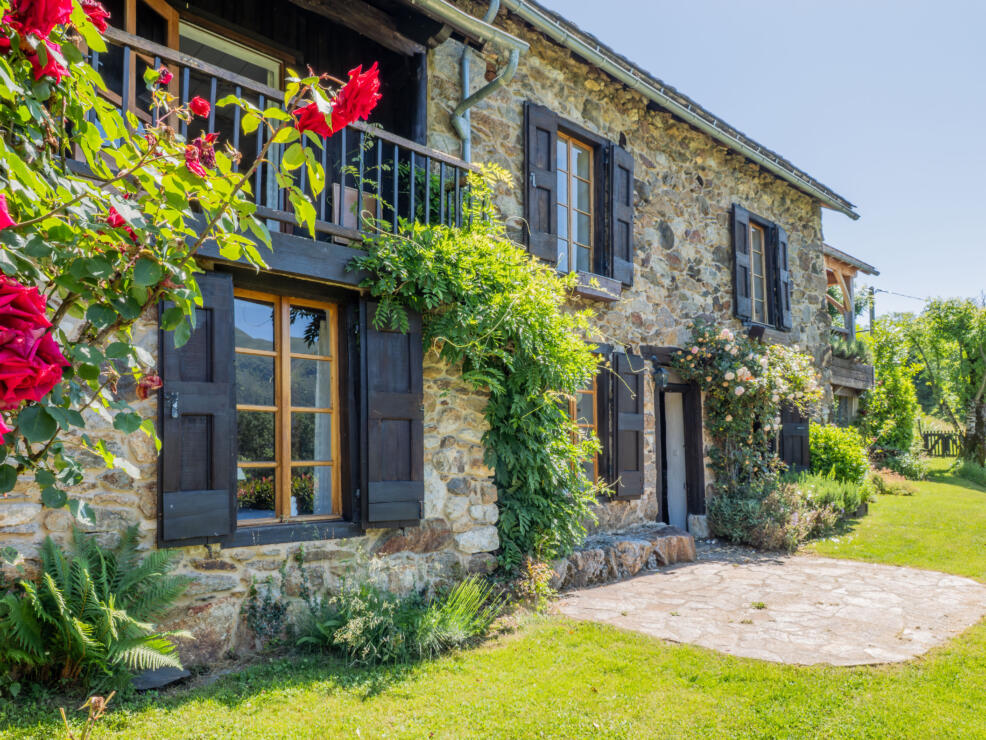 2 Superb properties with pool and sauna, magnificent mountain views, and garden