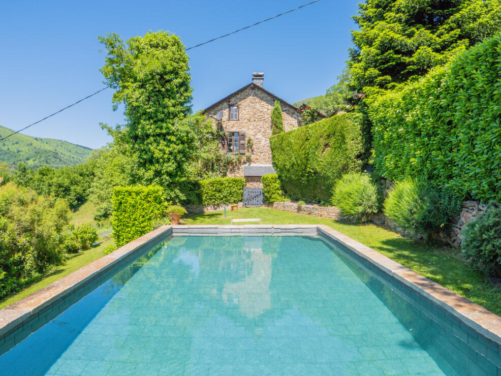 2 Superb properties with pool and sauna, magnificent mountain views, and garden