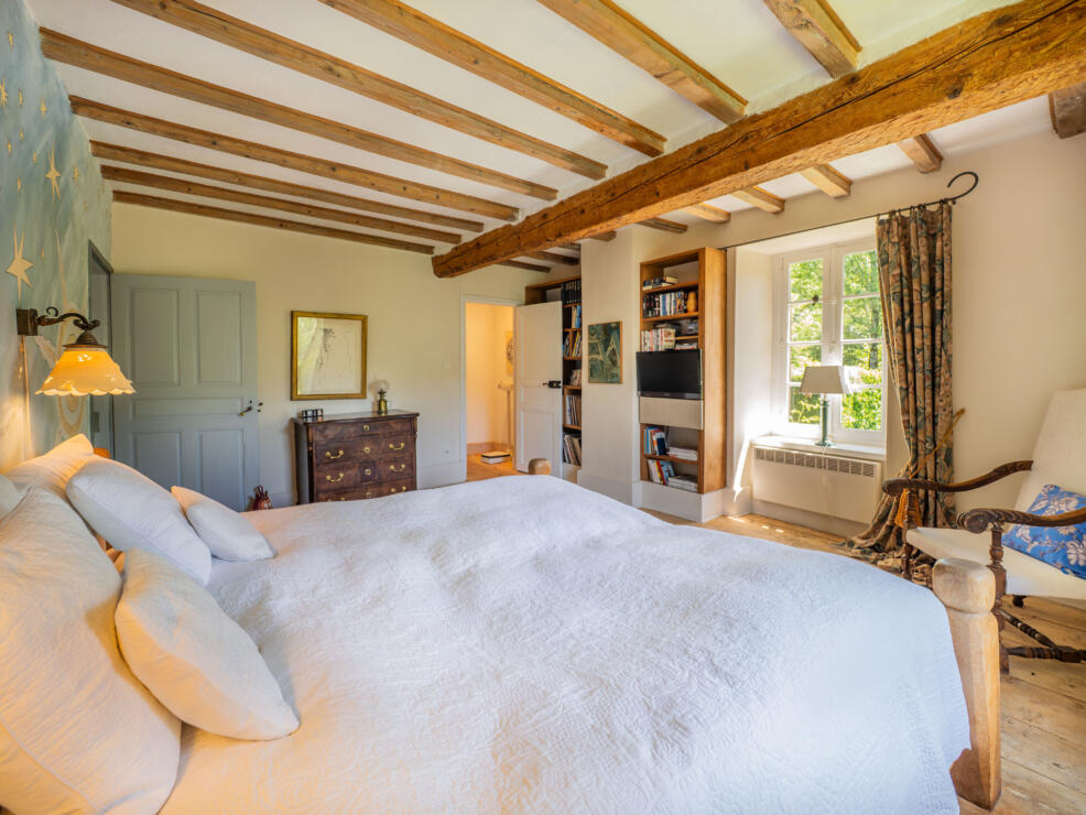 2 Superb properties with pool and sauna, magnificent mountain views, and garden