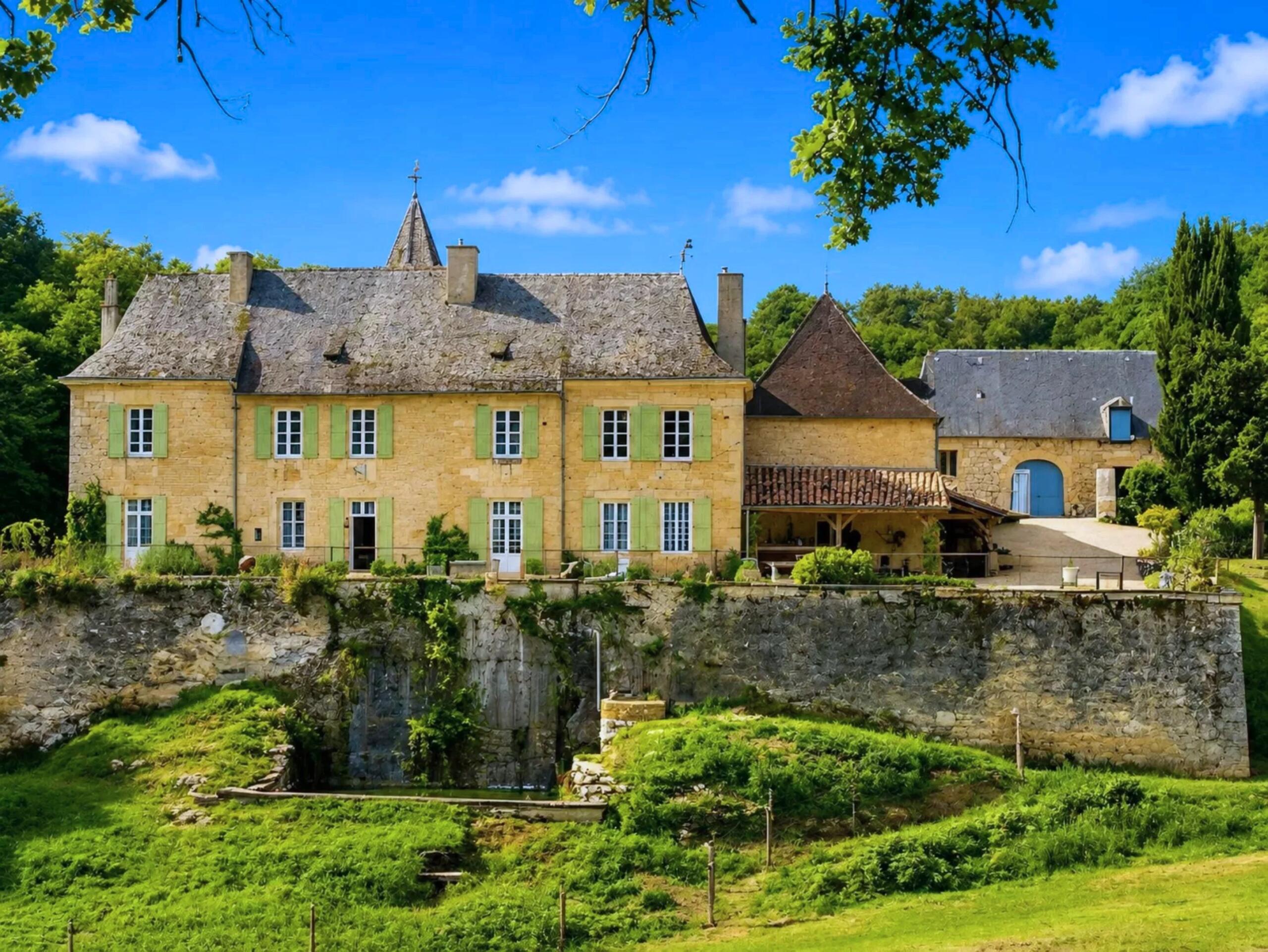 Magnificent countryside chateau, set in a private valley location, Aquitaine – France – BVI81580
