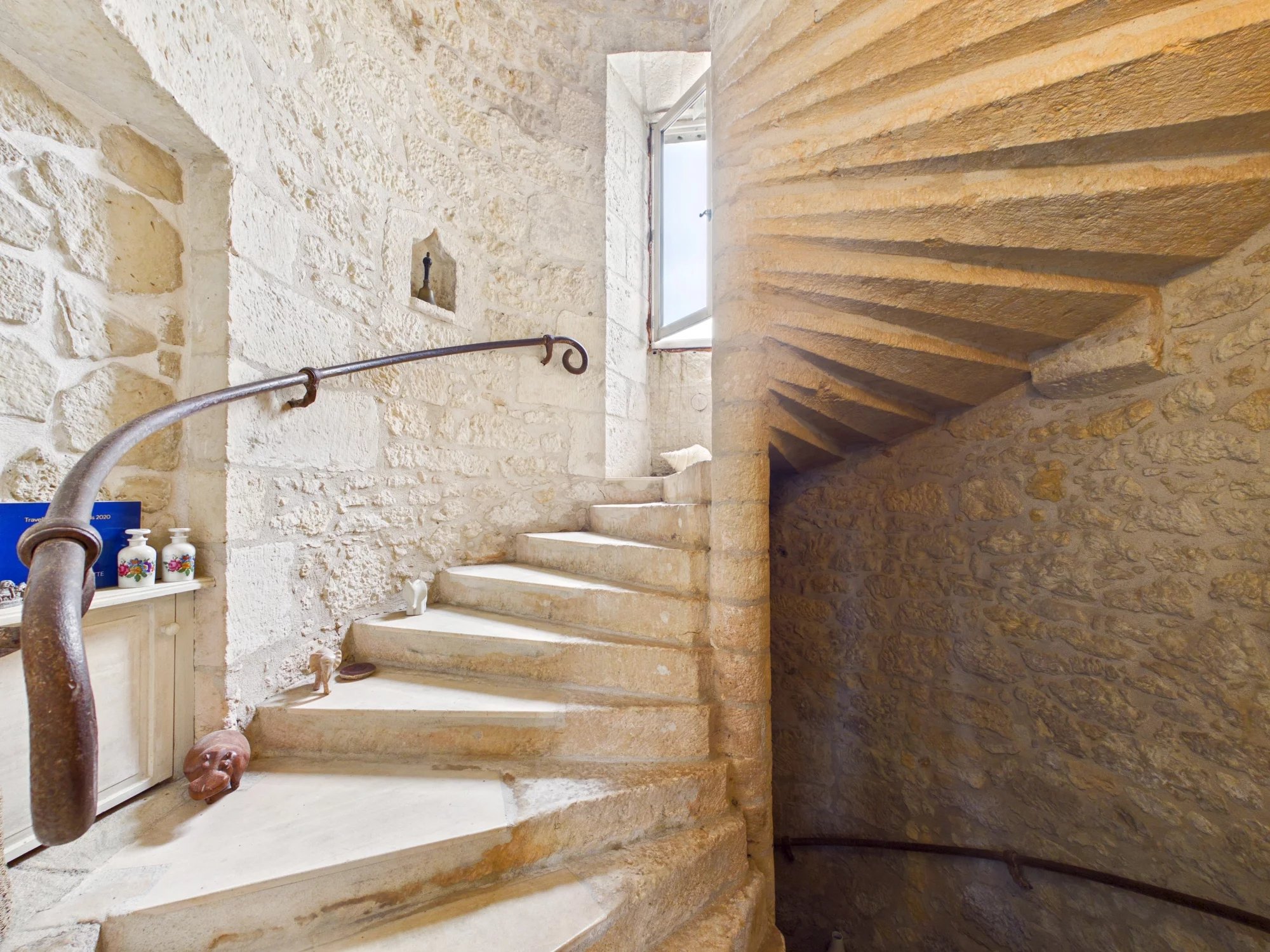 Magnificent countryside chateau, set in a private valley location, Aquitaine – France – BVI81580