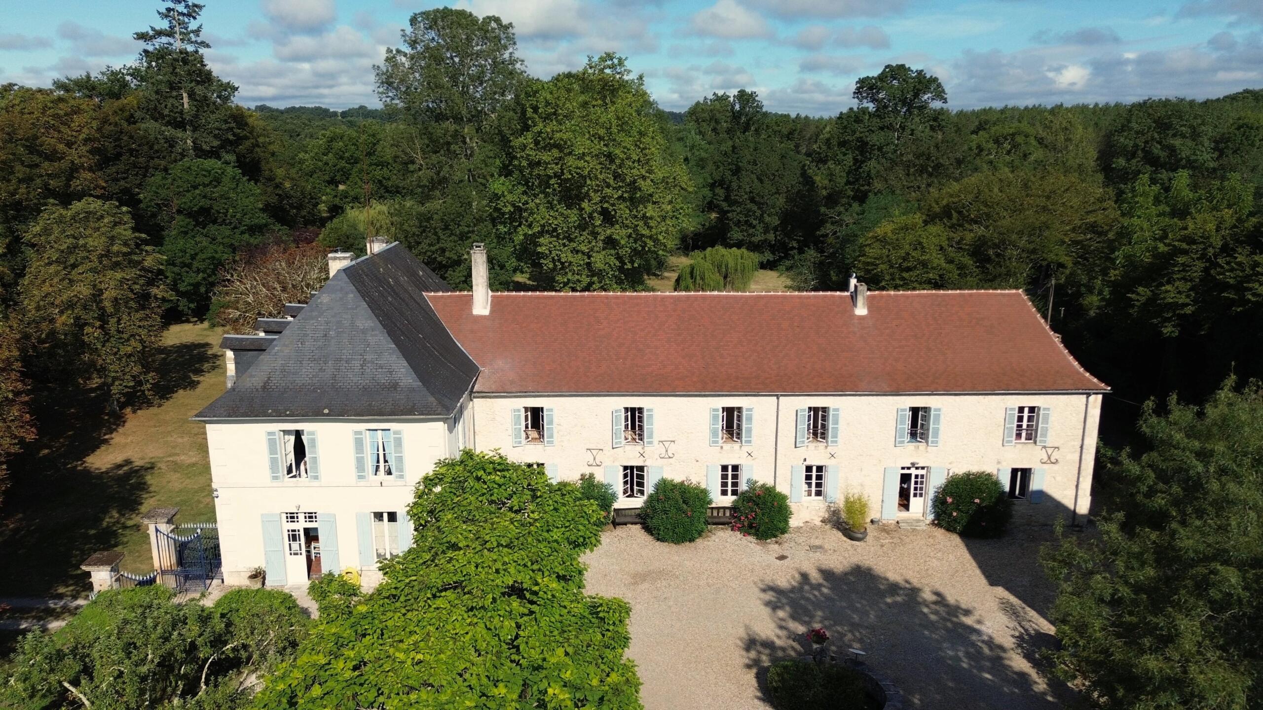 Chateau 10 minutes from Bergerac with guest and caretaker accommodation, pool, tennis court and outbuilding, Aquitaine – France – BVI86315