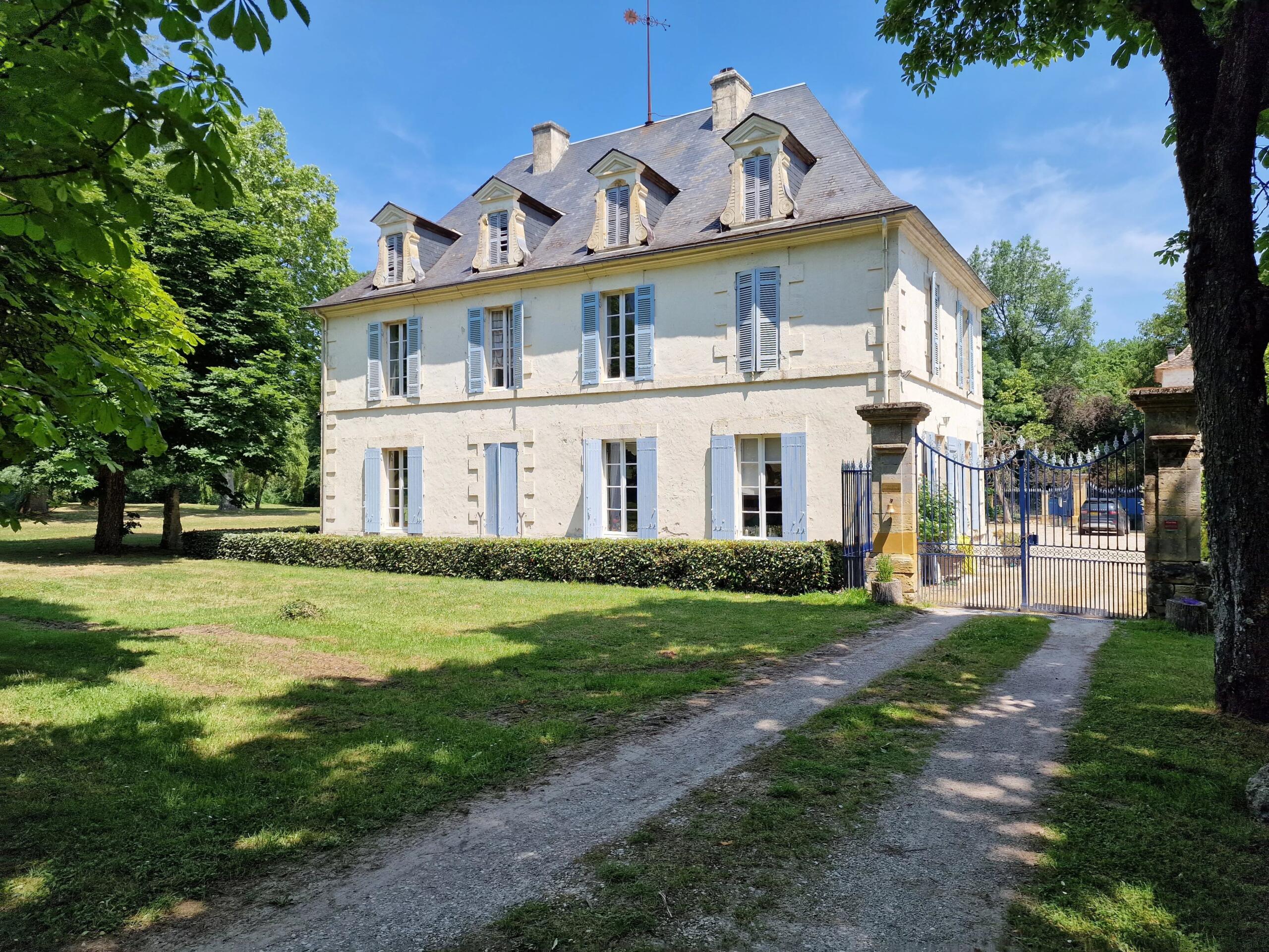 Chateau 10 minutes from Bergerac with guest and caretaker accommodation, pool, tennis court and outbuilding, Aquitaine – France – BVI86315