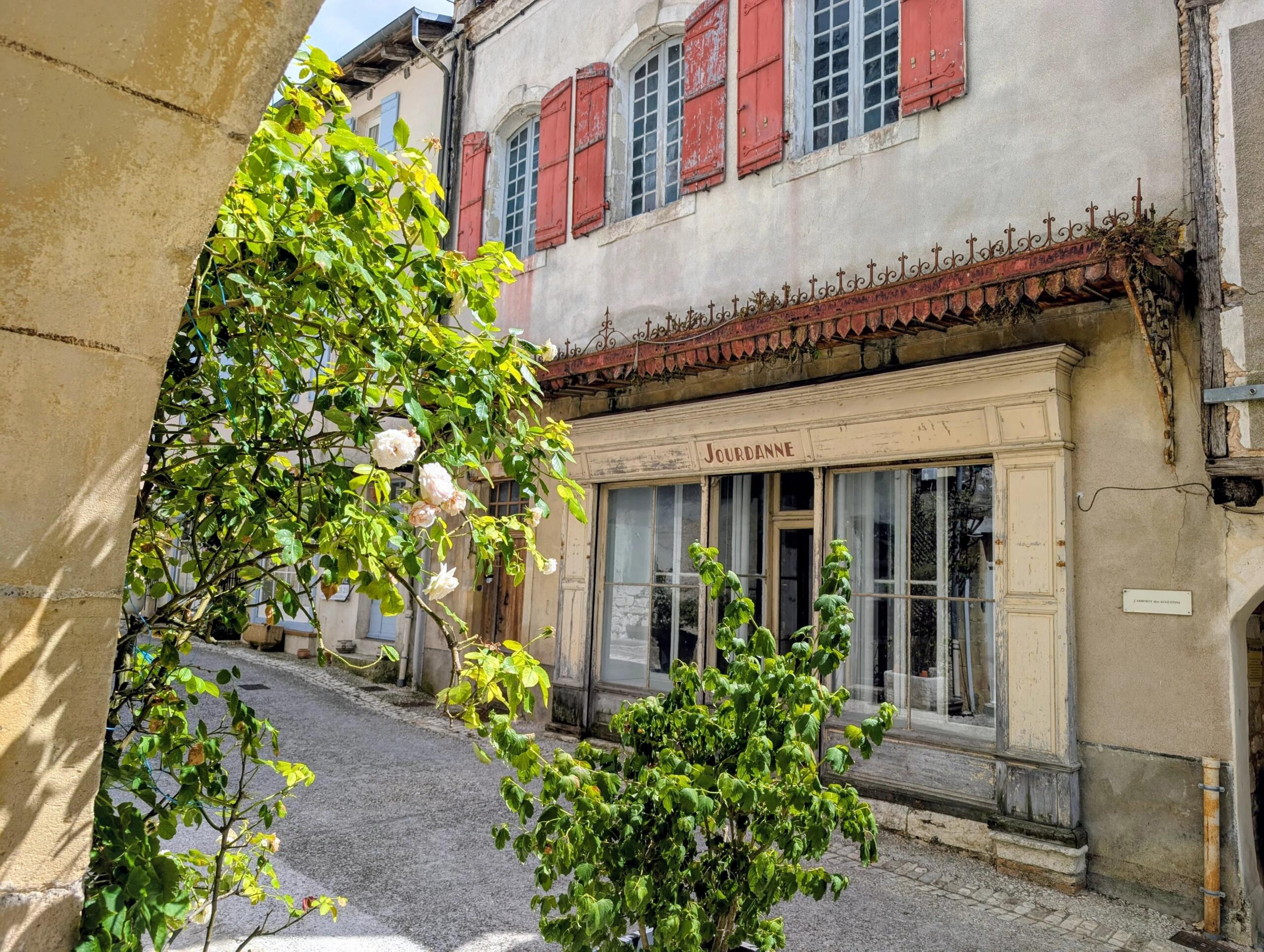 Stunning village house to renovate with shop, courtyard and garage in the bastide of Monflanquin, Aquitaine – France – BVI86370