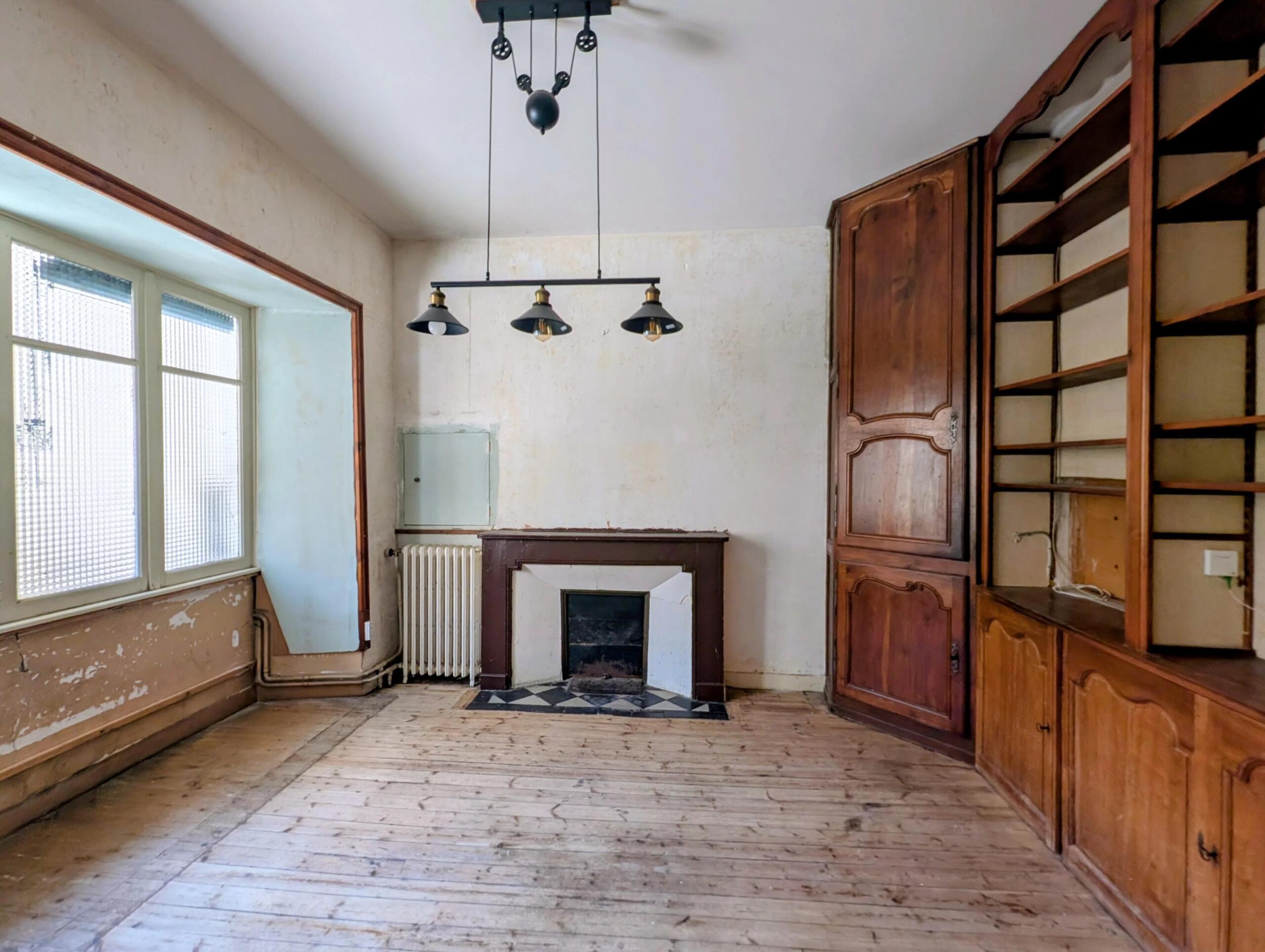 Stunning village house to renovate with shop, courtyard and garage in the bastide of Monflanquin, Aquitaine – France – BVI86370