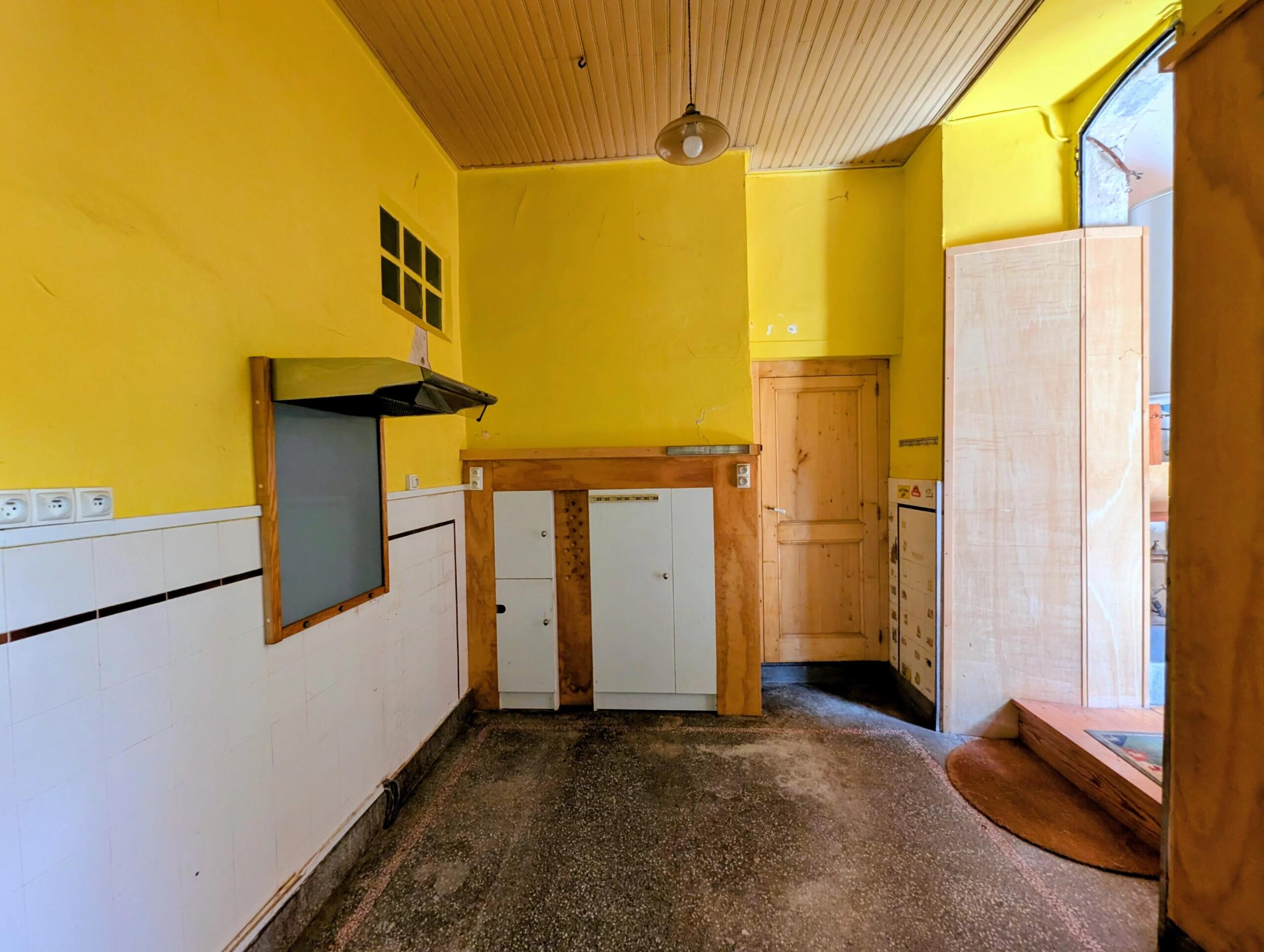 Stunning village house to renovate with shop, courtyard and garage in the bastide of Monflanquin, Aquitaine – France – BVI86370