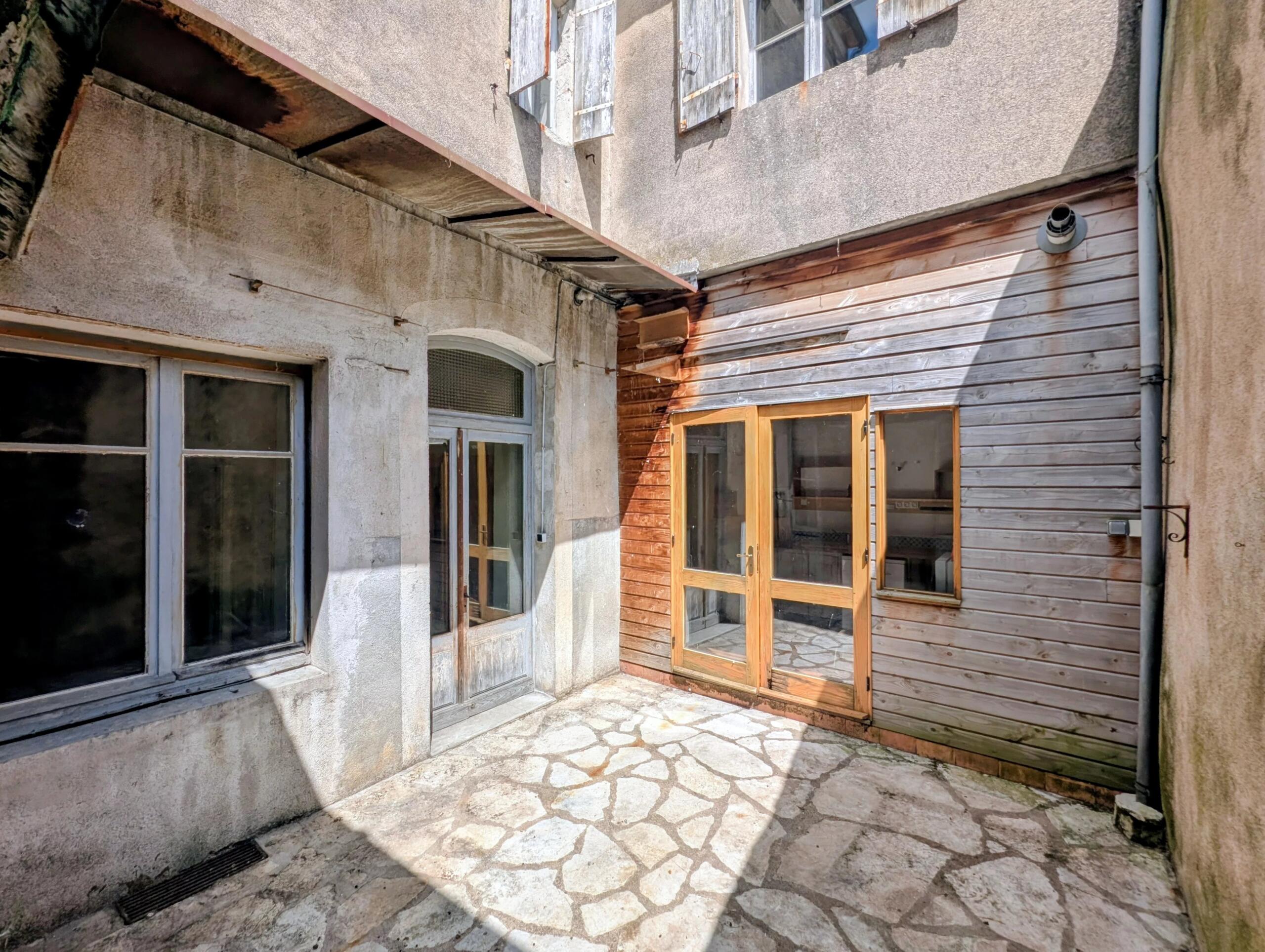 Stunning village house to renovate with shop, courtyard and garage in the bastide of Monflanquin, Aquitaine – France – BVI86370