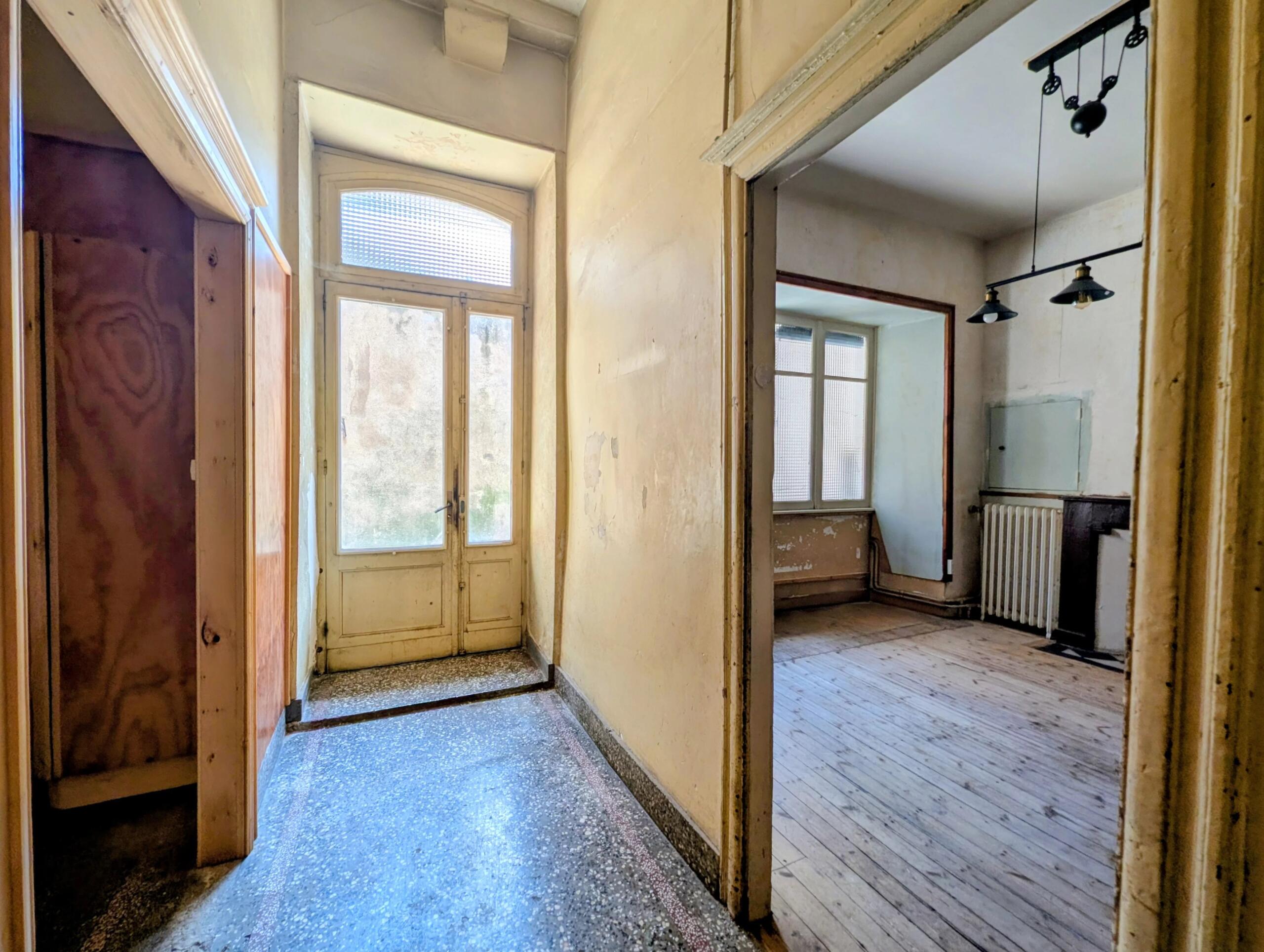 Stunning village house to renovate with shop, courtyard and garage in the bastide of Monflanquin, Aquitaine – France – BVI86370