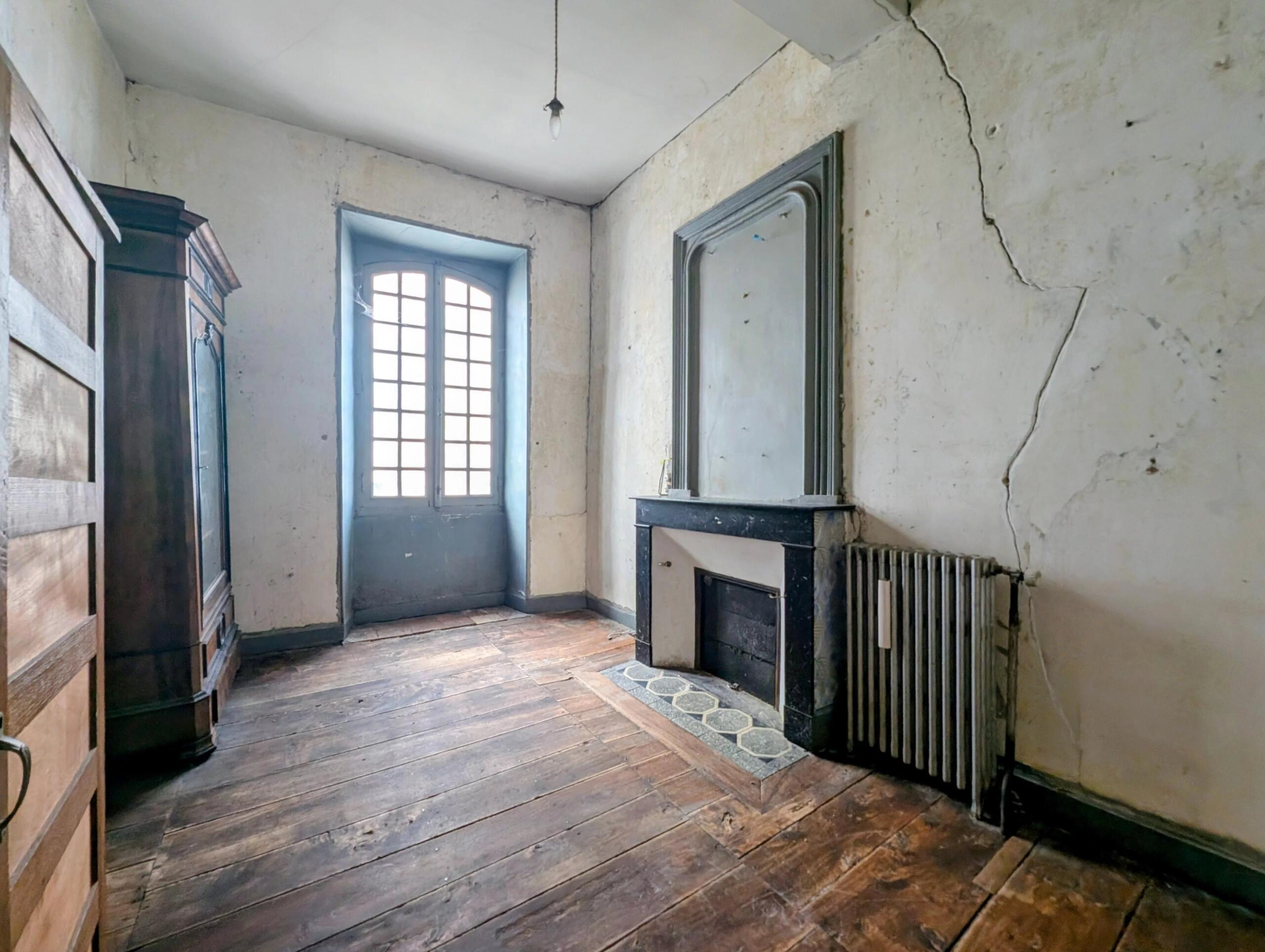 Stunning village house to renovate with shop, courtyard and garage in the bastide of Monflanquin, Aquitaine – France – BVI86370
