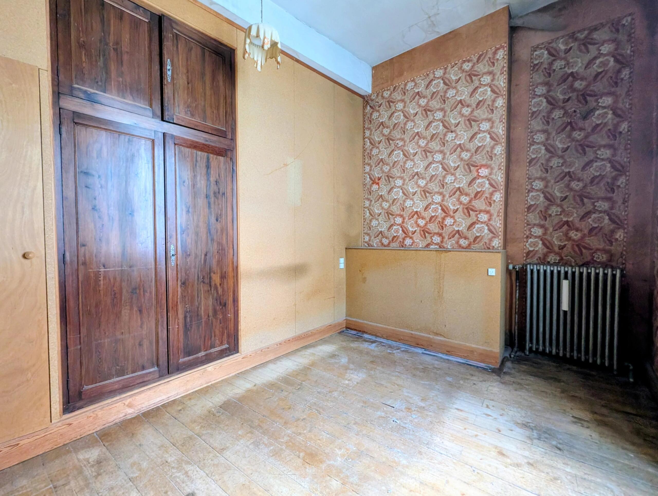 Stunning village house to renovate with shop, courtyard and garage in the bastide of Monflanquin, Aquitaine – France – BVI86370