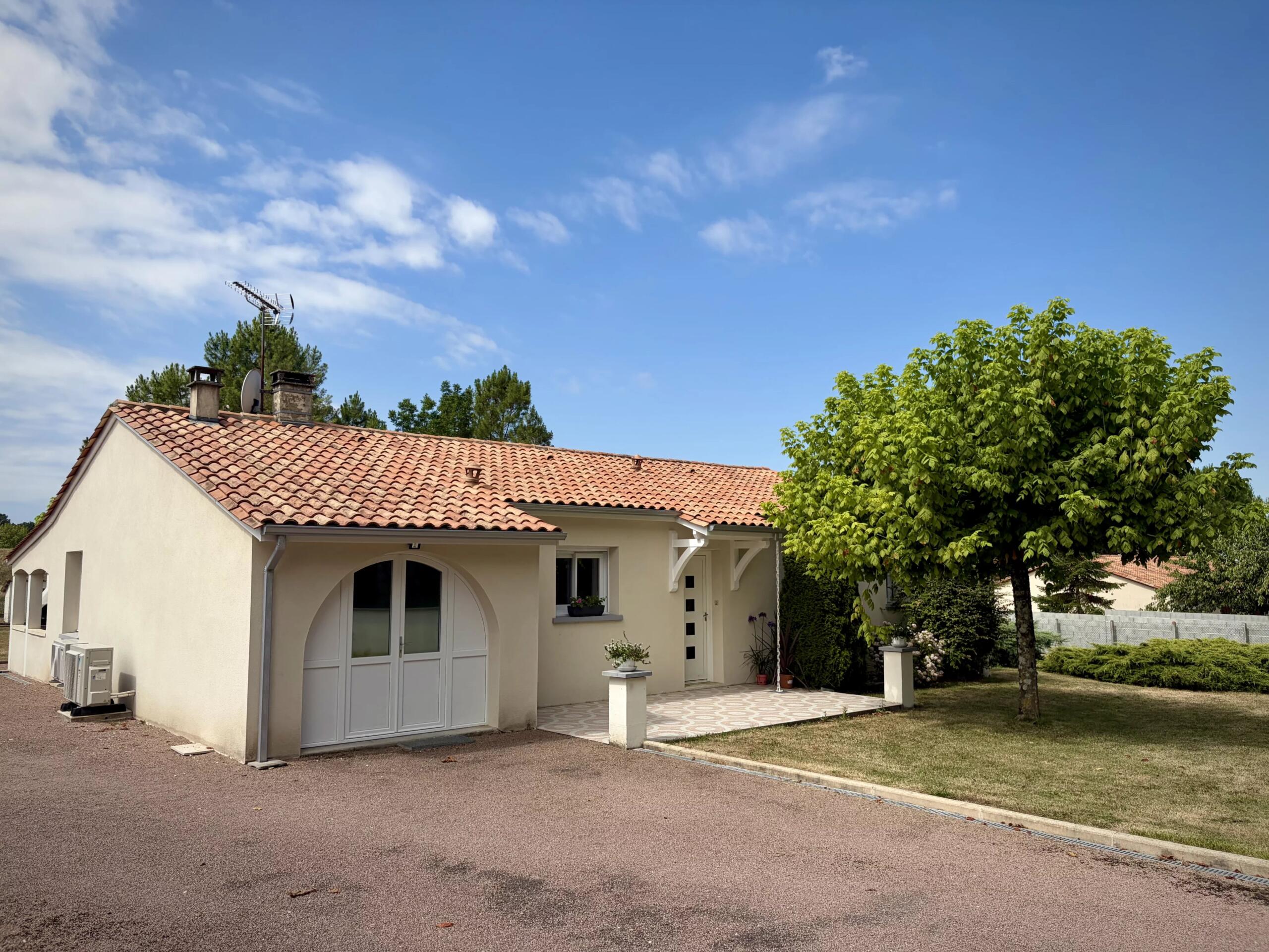 Beautifully-presented Family Home in a Desirable Location, Aquitaine – France – BVI84880