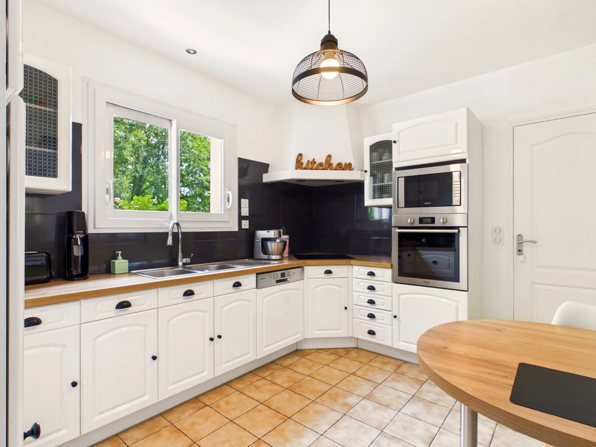 Beautifully-presented Family Home in a Desirable Location, Aquitaine – France – BVI84880