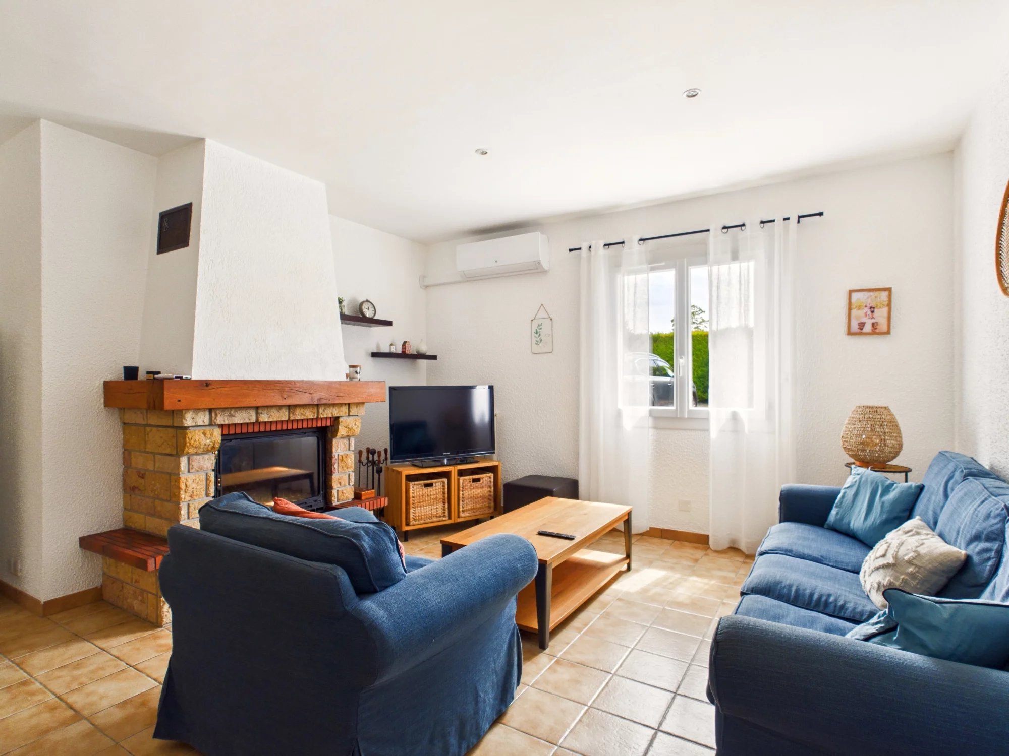 Beautifully-presented Family Home in a Desirable Location, Aquitaine – France – BVI84880